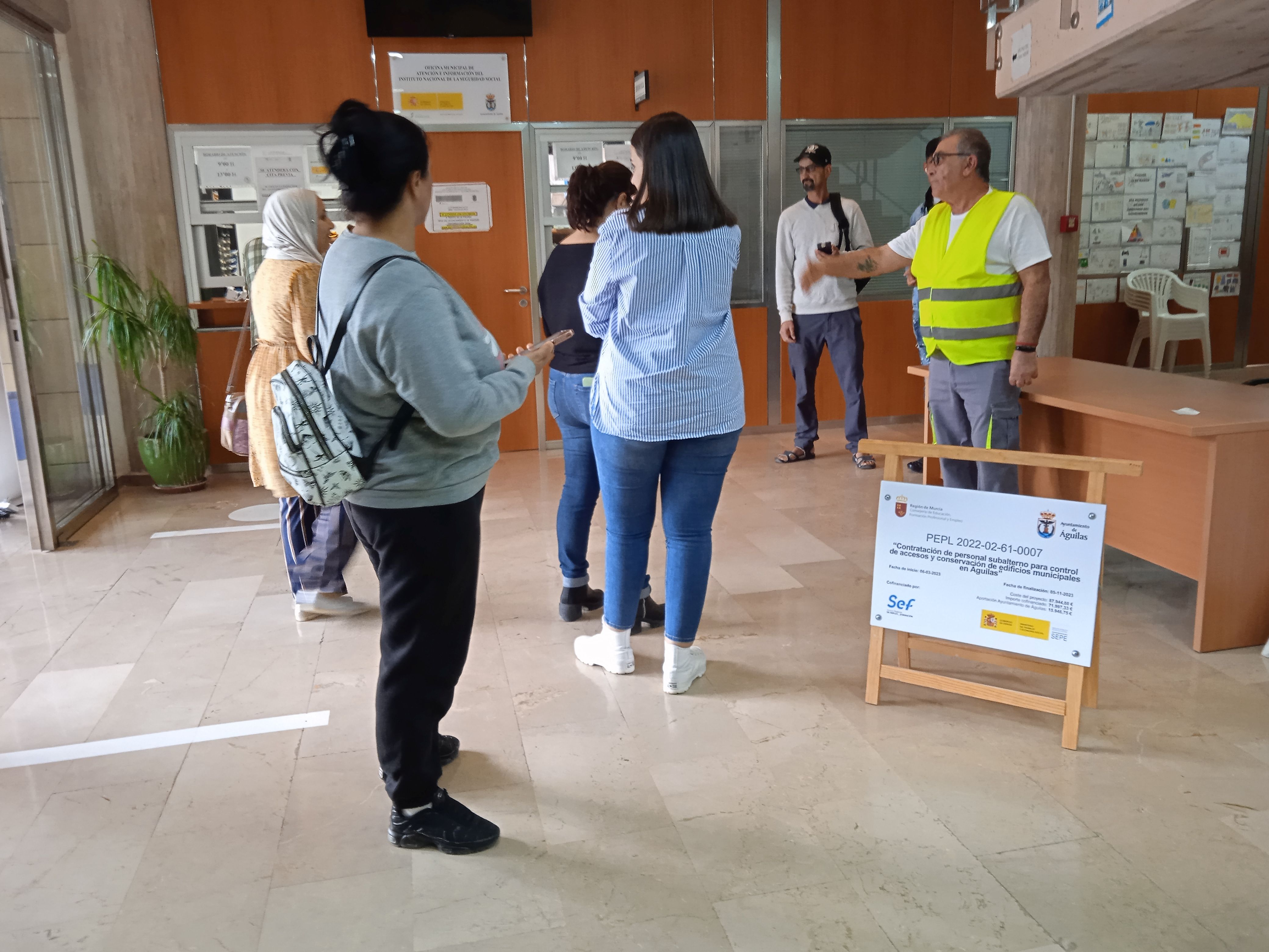 Finalizan los programas de Empleo Público Local con los que se han contratado a cuatro conserjes y a dos pintores oficiales de primera