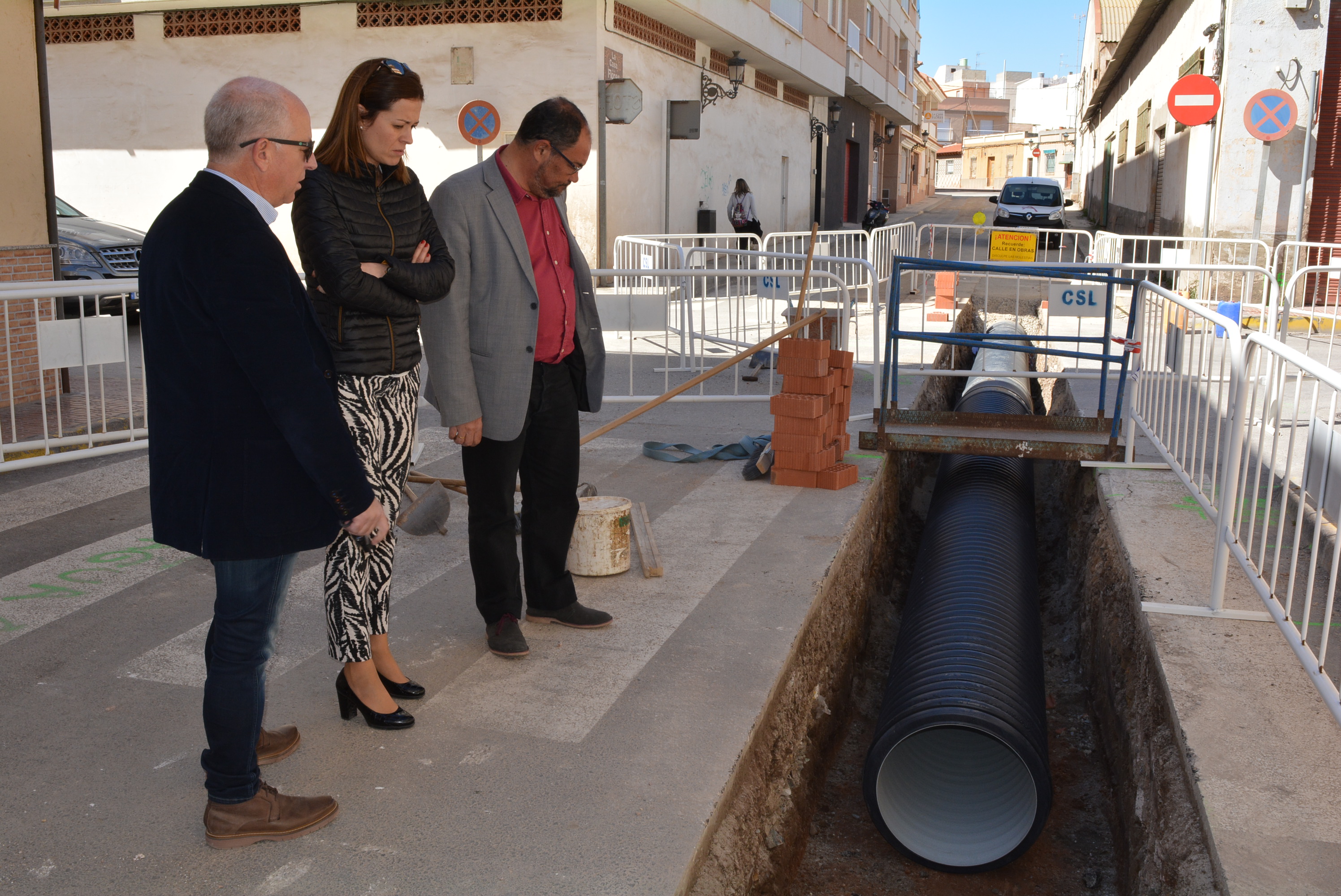 La alcaldesa y el edil de Urbanismo visitan las obras de mejora de la calzada y la red de aguas de la calle Democracia y adyacentes