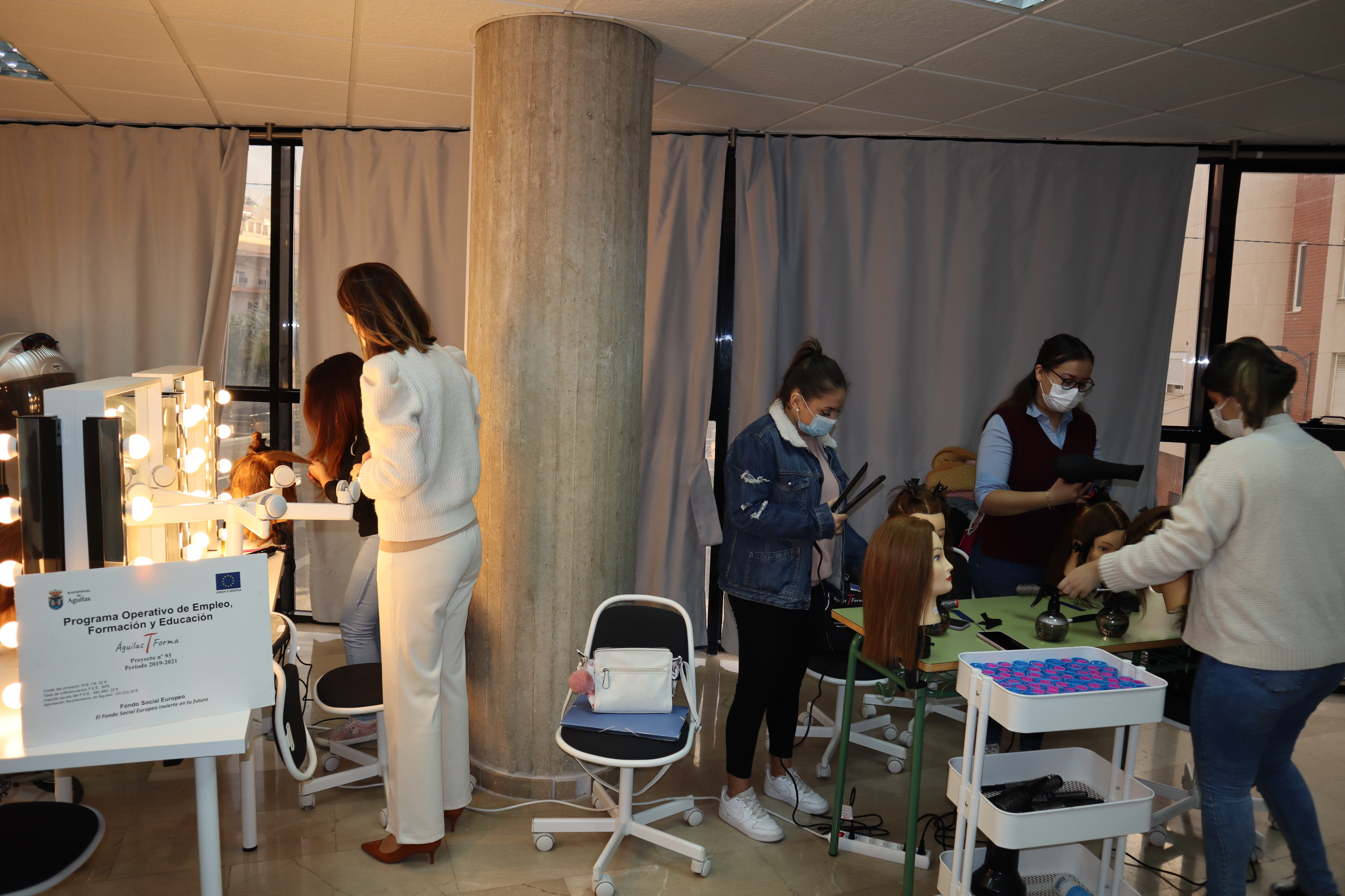 La alcaldesa visita a los participantes en el itinerario formativo “Servicios Auxiliares de Peluquería”, incluido en el POEFE Águilas T-Forma