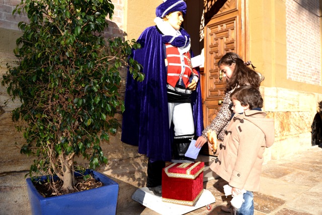 Los niños de Águilas ya pueden entregar sus cartas al Cartero Real de SS.MM. de Oriente 