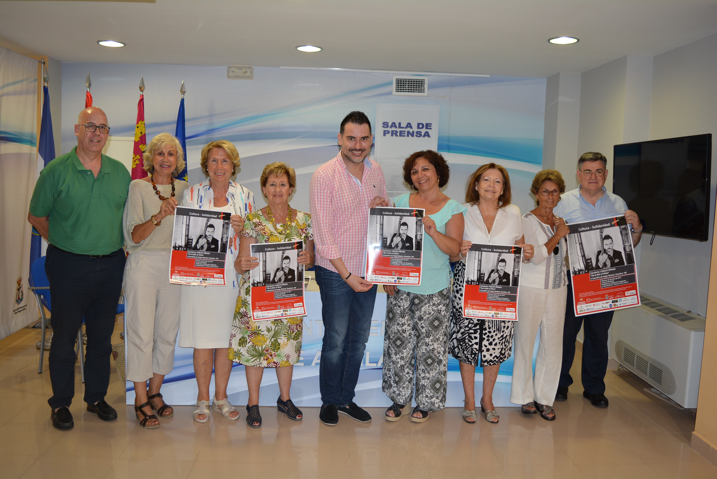 Carlos Piñana presenta en Águilas, a beneficio de Hogar Betania, su disco De la raíz al alma