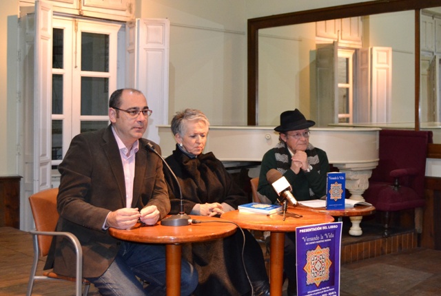 La escritora Carmen Martínez presenta en Águilas su libro ‘Versando la Vida’ 