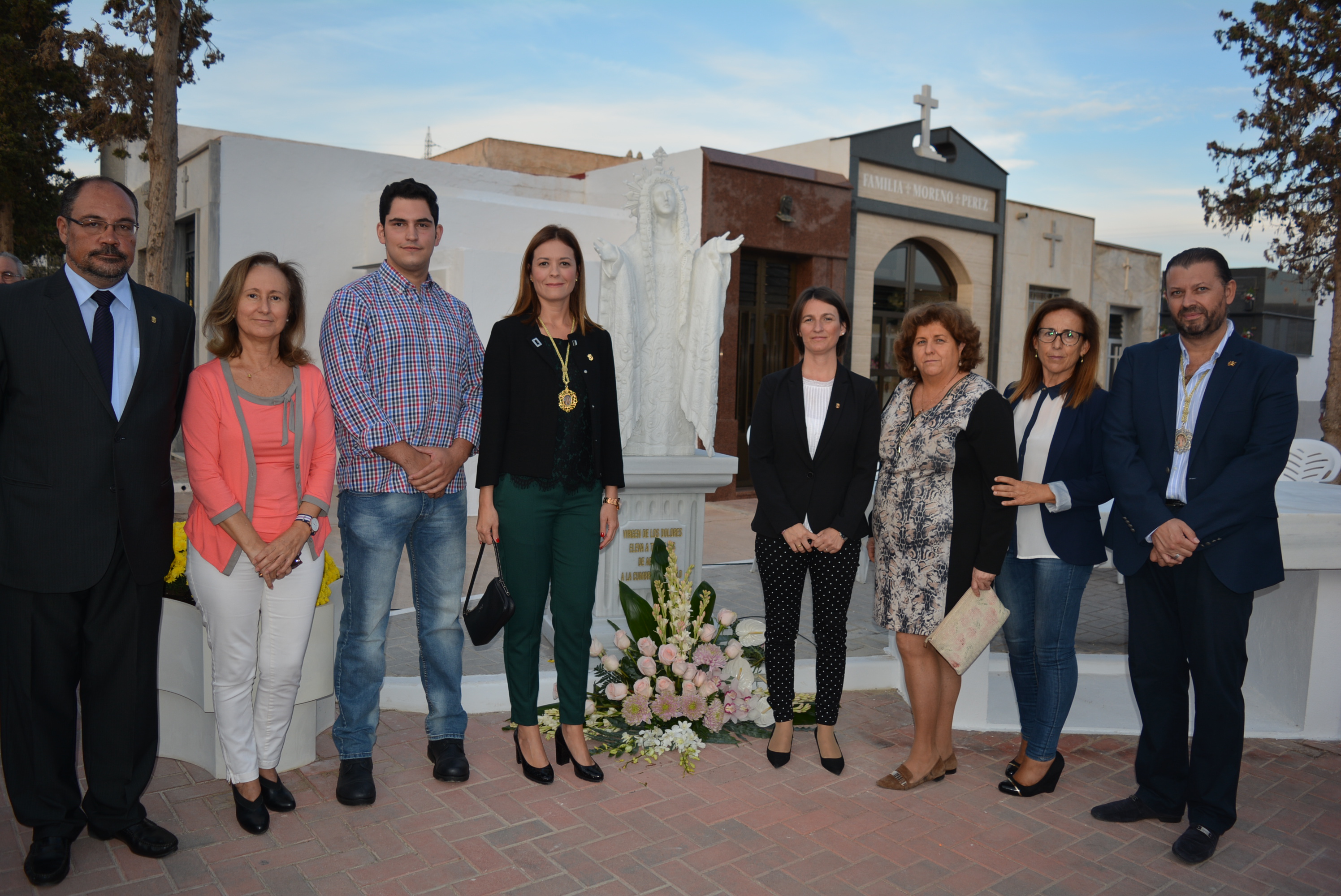 La imagen de la Patrona de Águilas preside la plaza Virgen de los Dolores del cementerio municipal