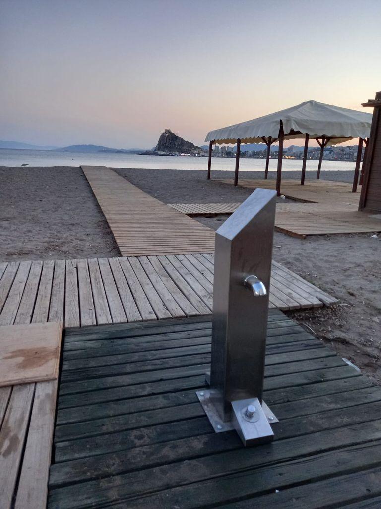 La playa de Las Delicias ya cuenta con nuevos lavapiés de pedal
