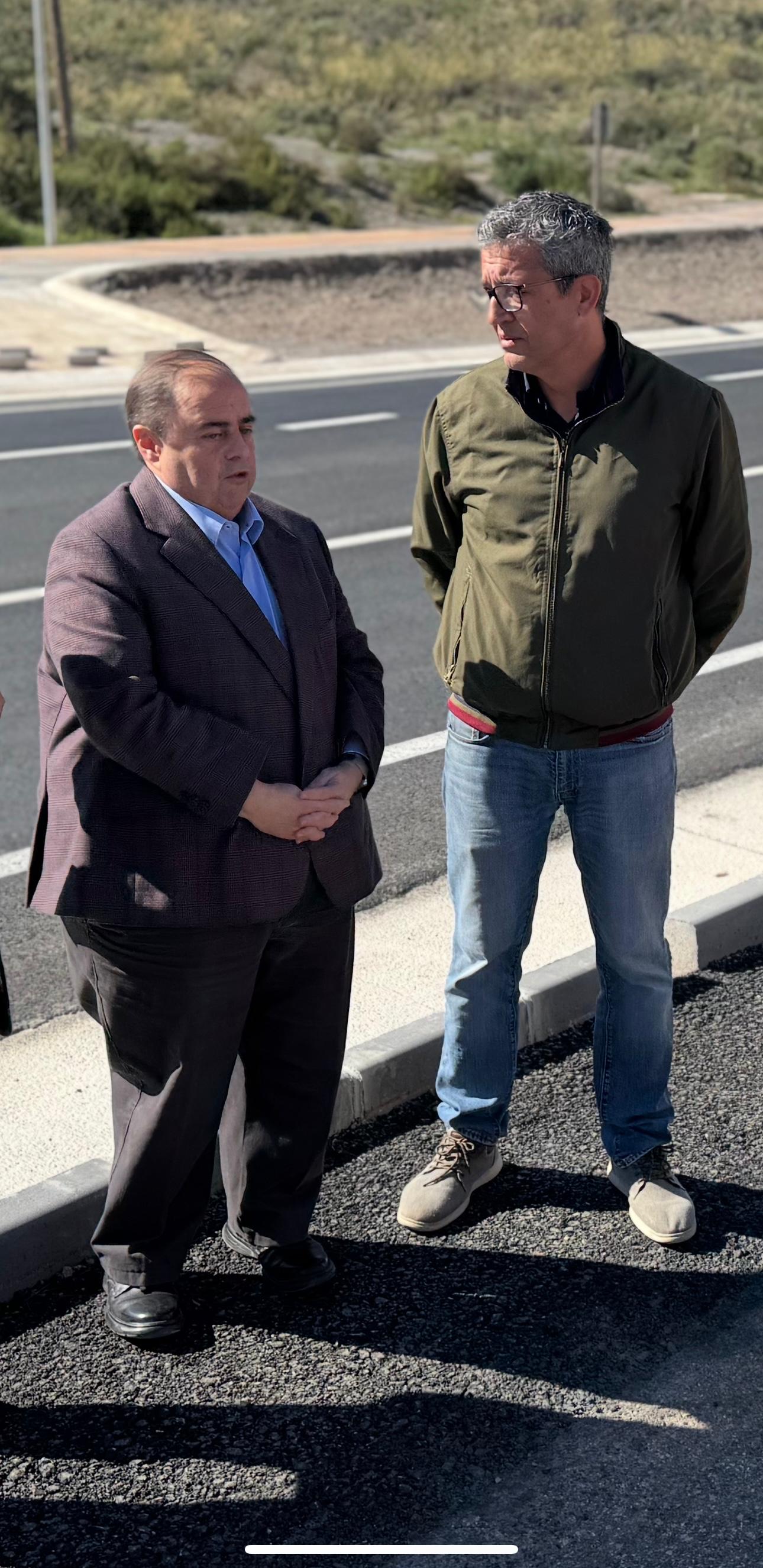 Concluyen las obras del carril central de acceso a Los Geráneos tras casi una década siendo reclamado por el Ayuntamiento