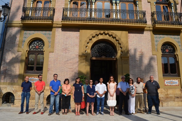 El Ayuntamiento guarda un minuto de silencio en memoria de las víctimas de ETA