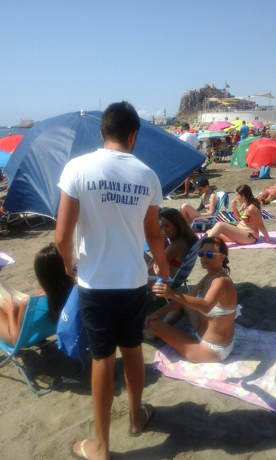 El Ayuntamiento reparte 4.000 ceniceros en las playas urbanas de la localidad