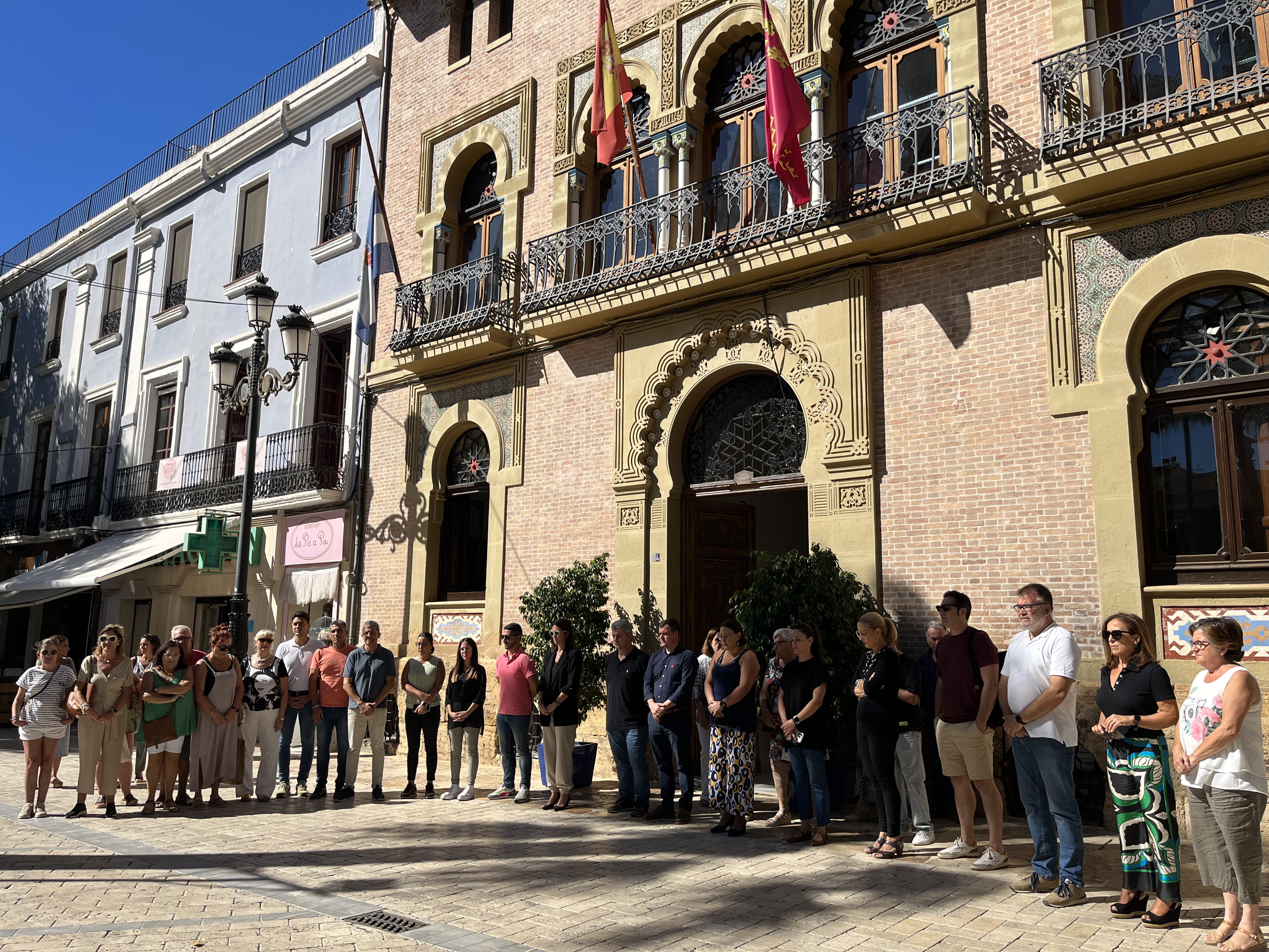 Águilas se suma al minuto de silencio en solidaridad con las víctimas del Incendio en Murcia