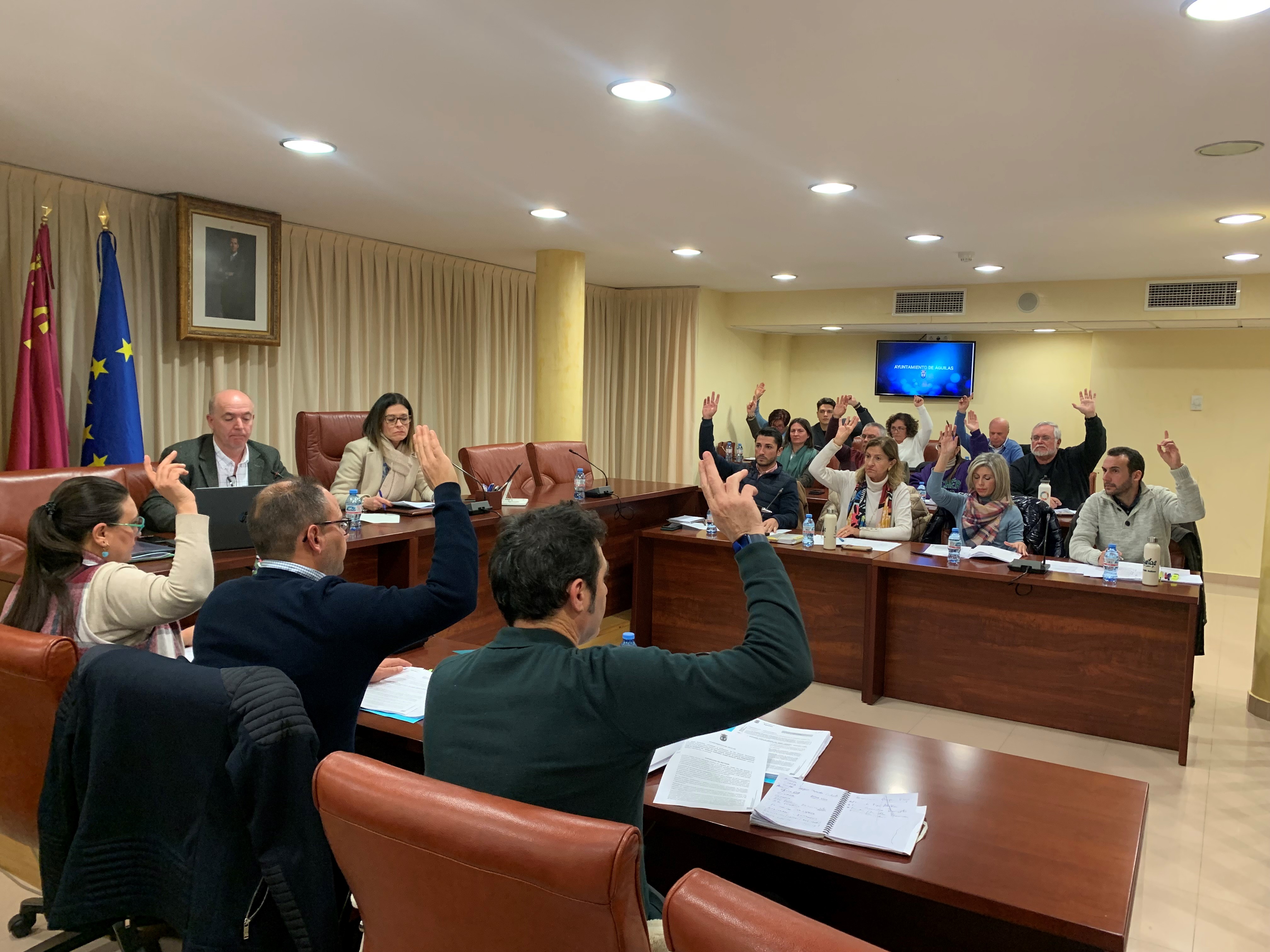 El Pleno aprueba, con la única abstención de VOX, pedir al Gobierno regional que se pongan en marcha medidas urgentes para reducir las listas de espera en el Rafael Méndez