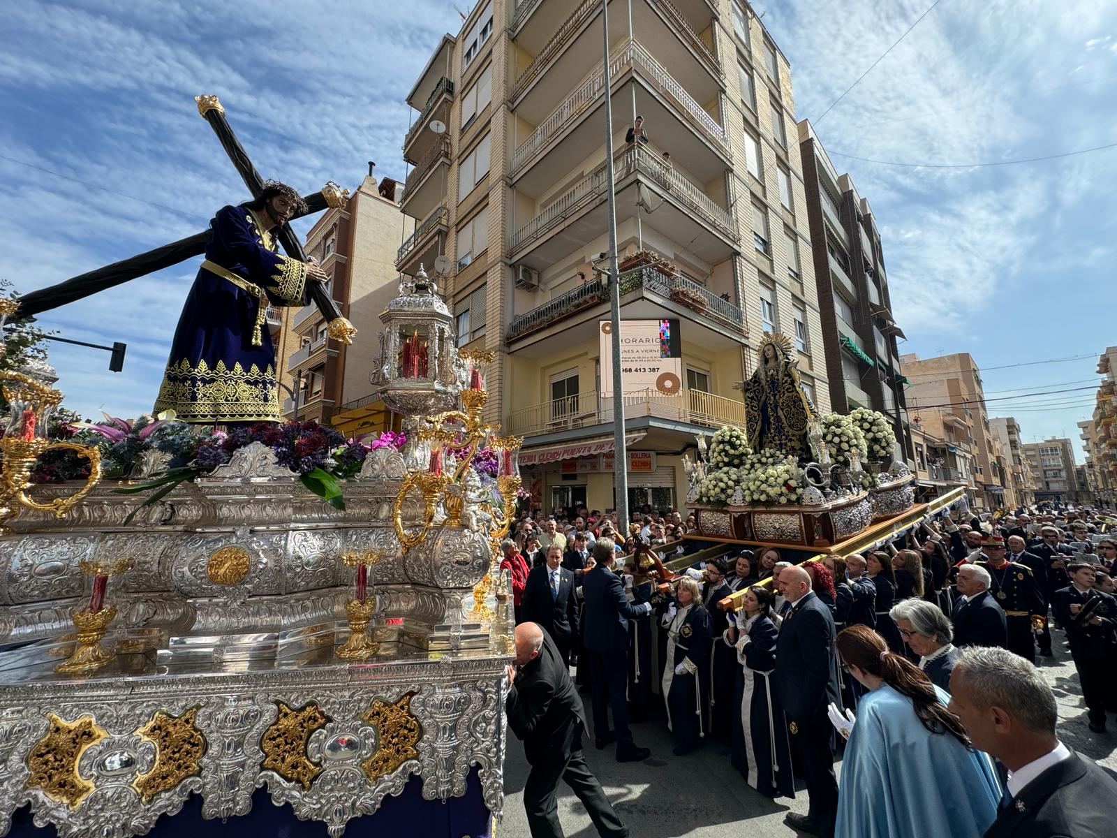 Las cofradías recorren las calles en la jornada del Viernes Santo