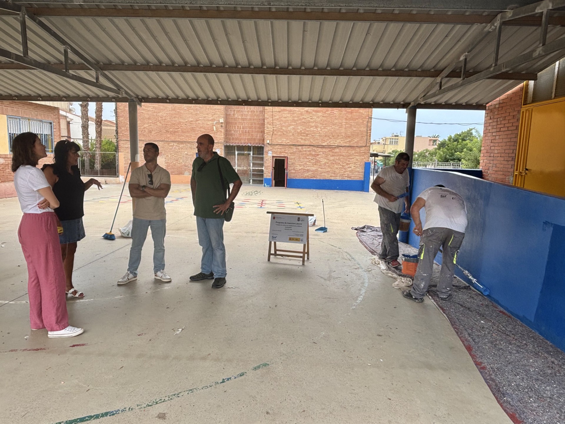 El Programa de Inserción Laboral desarrolla trabajos de pintura en centros educativos y edificios municipales de Águilas