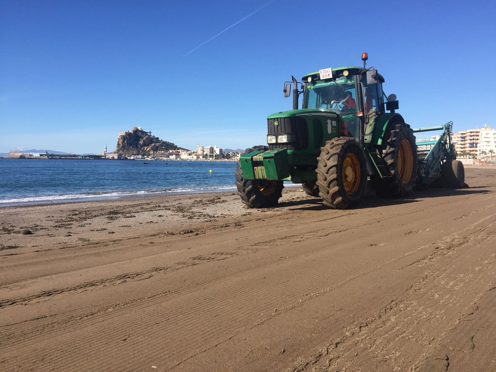 El Ayuntamiento prosigue con los trabajos de “puesta a punto” de playas para recibir a los bañistas en Semana Santa