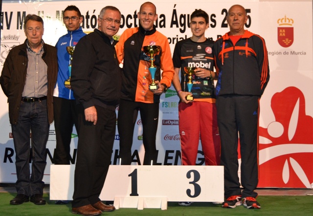 Fernando Villegas y Pilar Duarte podium de la IV Media Maratón Nocturna “Memorial Juan Palazón” de Águilas 