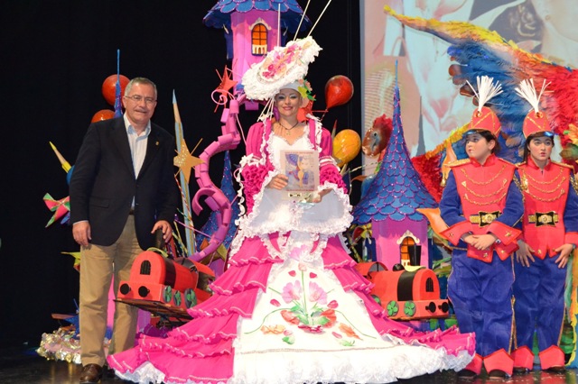 Los concursos de Trajes de Papel y Maquillaje Corporal muestran la originalidad del Carnaval de Águilas