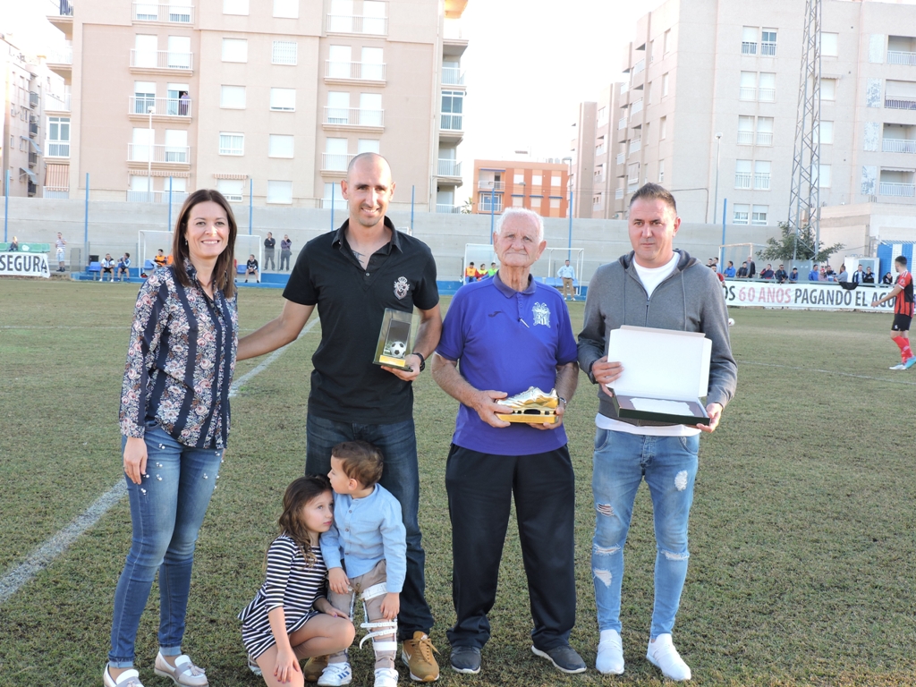 El futbolista aguileño Ginés Meca se despide del terreno de juego con un merecido homenaje
