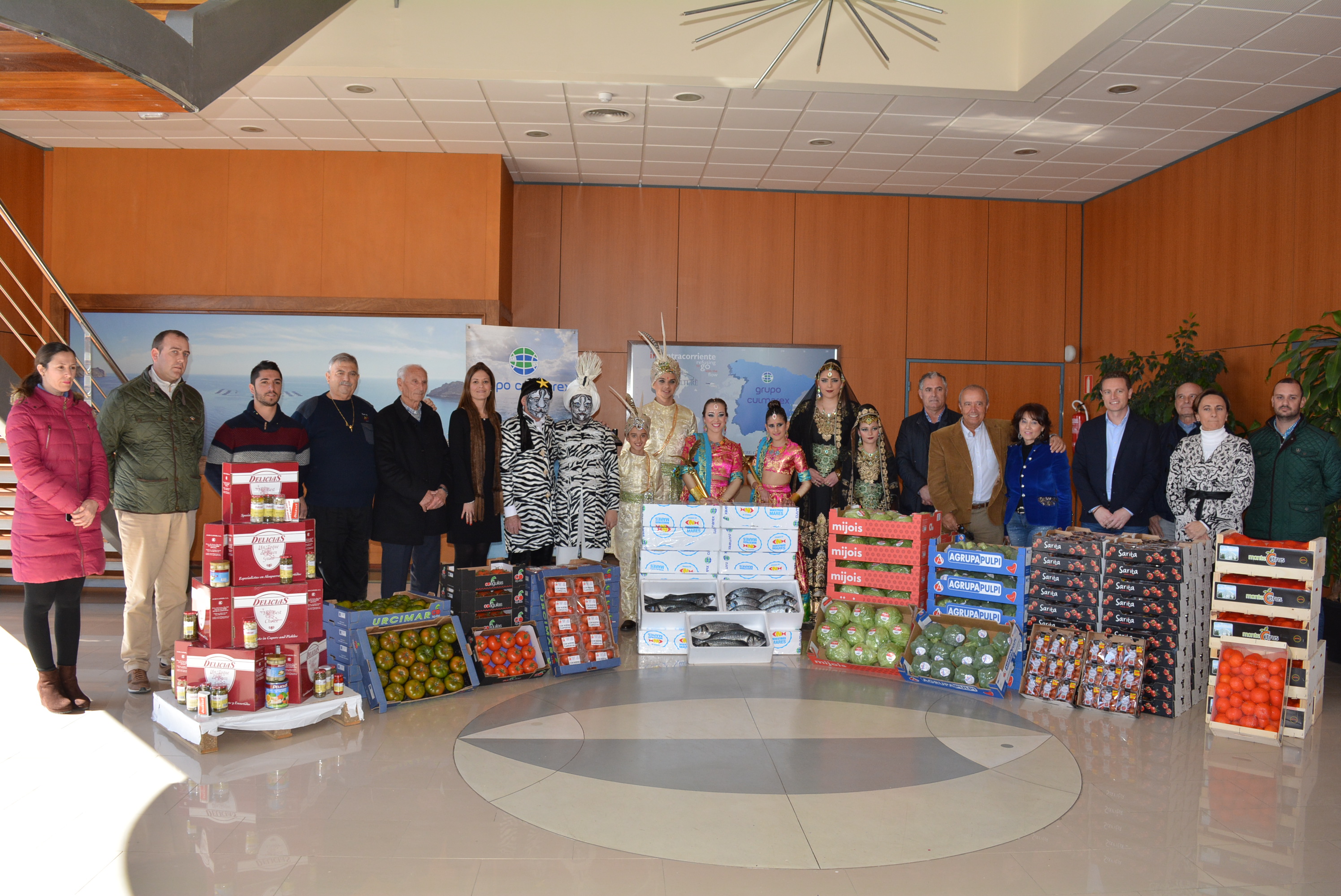 Los personajes del Carnaval reciben su peso en productos de la tierra