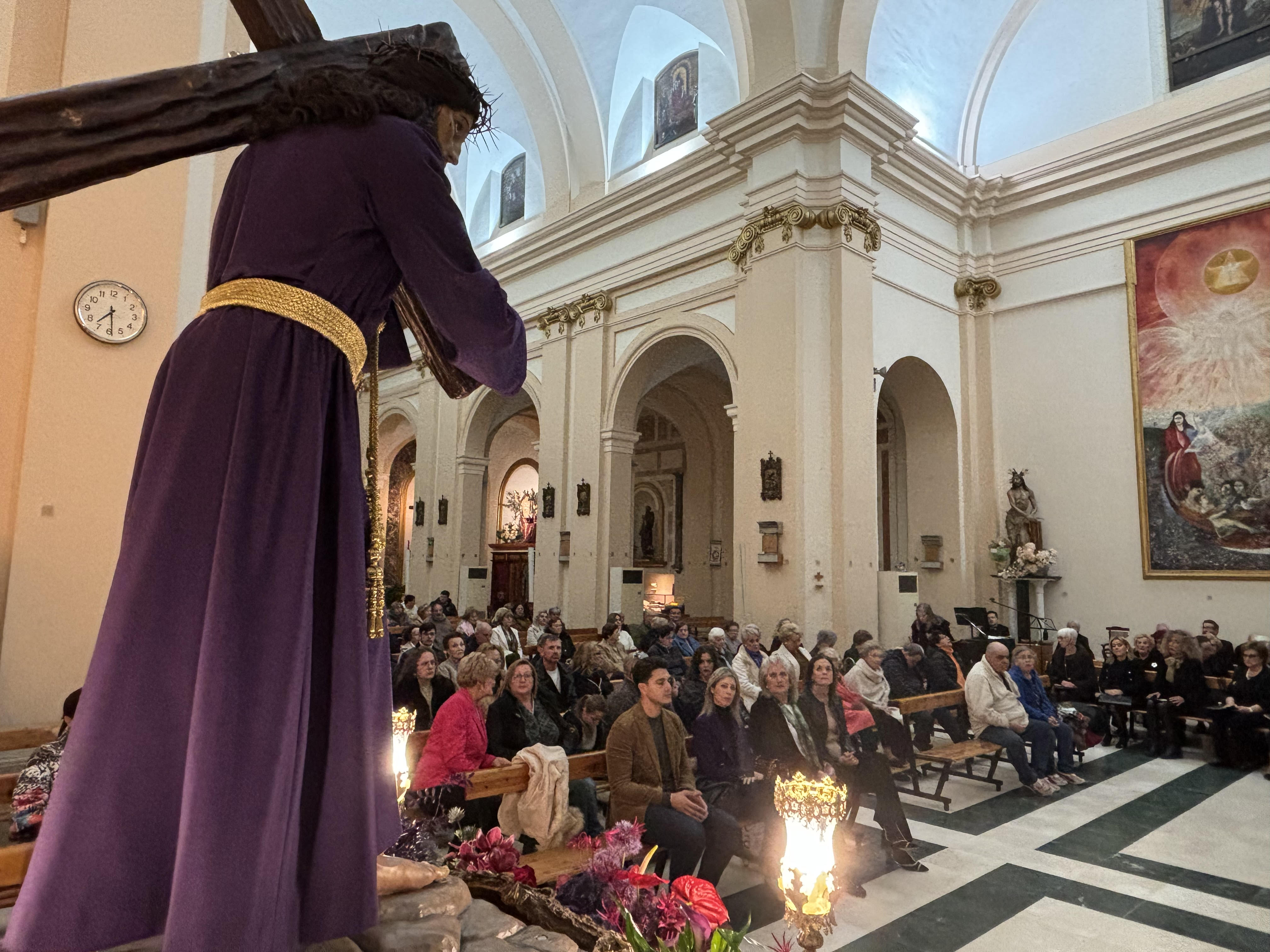 El Paso Morao celebra el tradicional besapié al Nazareno 