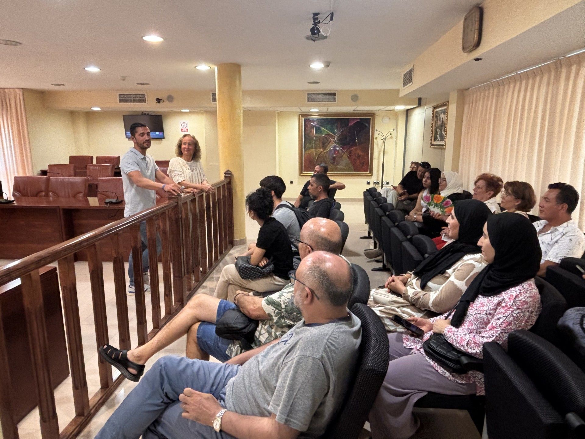 El Ayuntamiento recibe a los participantes del programa “Conversando entre culturas” de Cáritas
