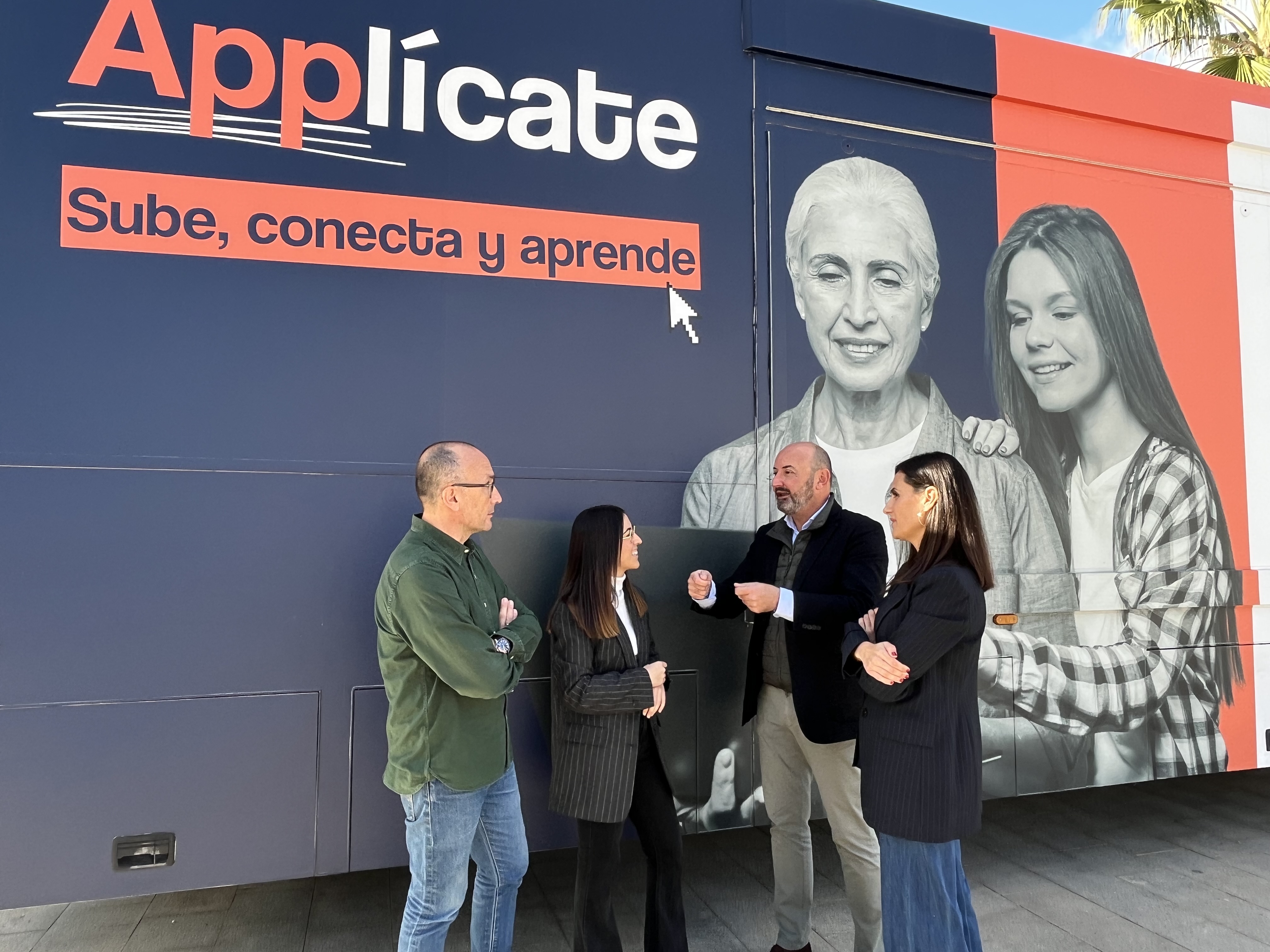 La unidad móvil de Applícate ofrece formación gratuita en competencias digitales a los vecinos de Águilas