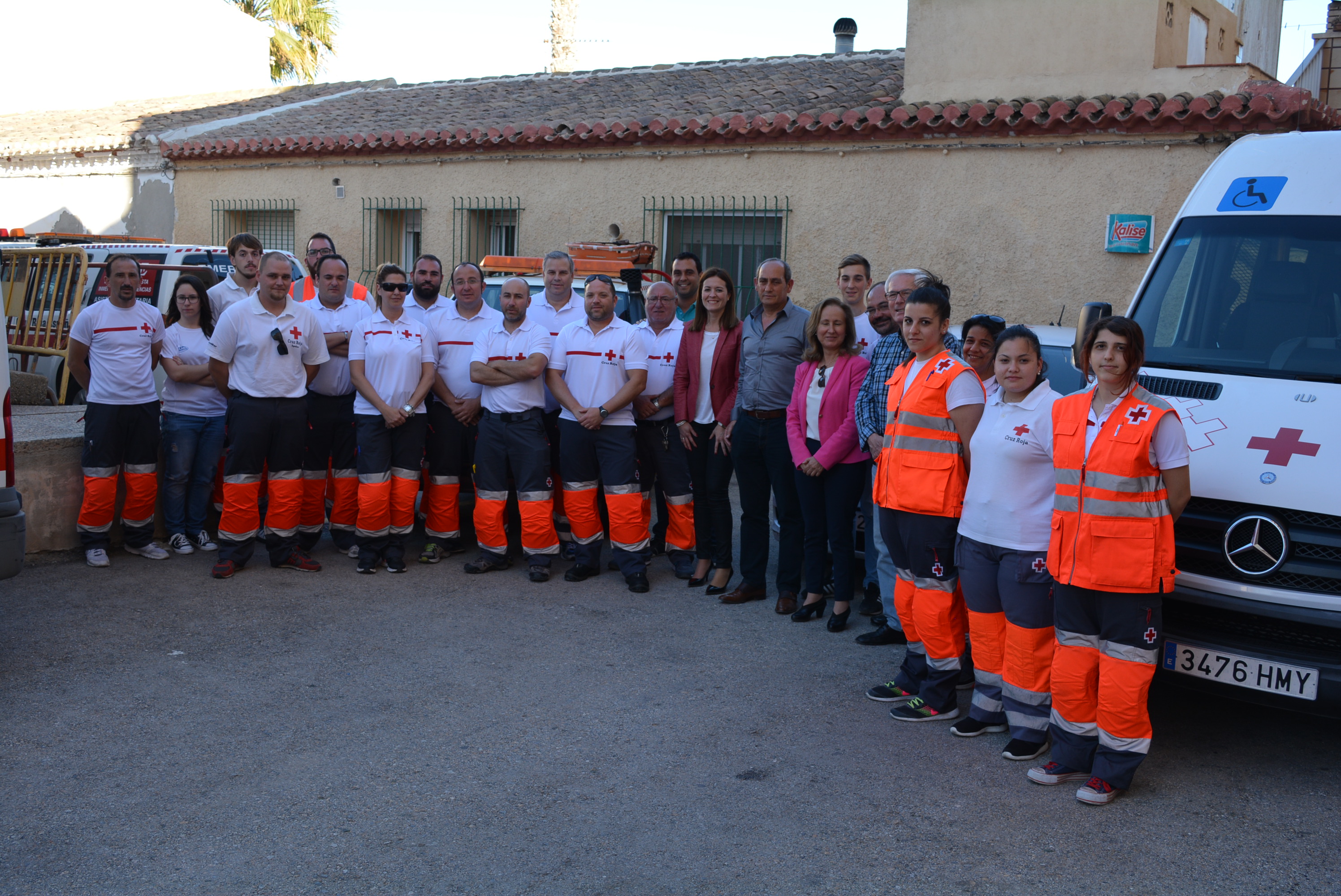 La alcaldesa destaca el excelente trabajo de personal y voluntarios de Cruz Roja en una visita a la asamblea local