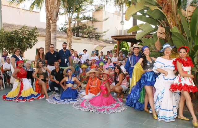 Las residencias de mayores de Águilas reciben la visita de grupos participantes en el Festival Internacional de Folklore “Ciudad de Lorca”