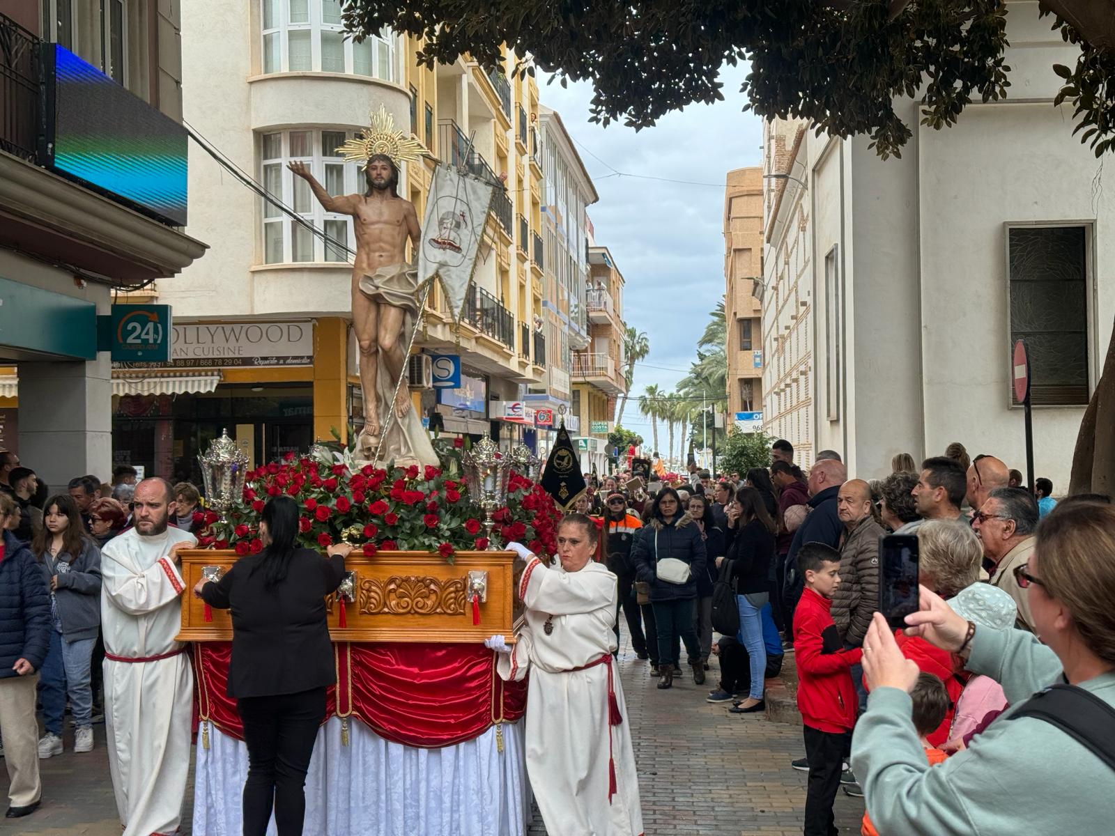La procesión del Cristo Resucitado marca el fin de la semana Santa de Águilas