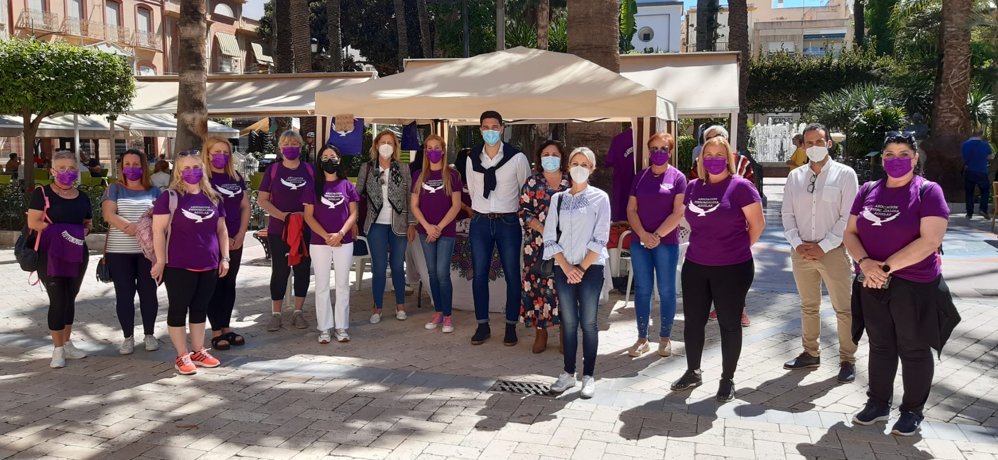 Los principales monumentos de la localidad se iluminan en morado por el Día Internacional de la Fibromialgia