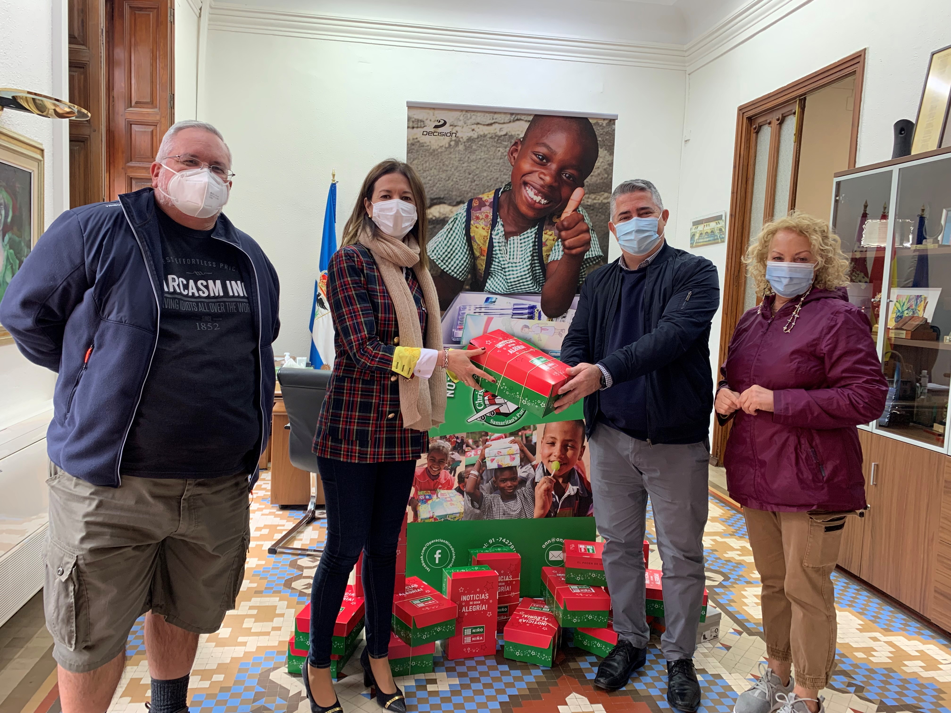 La alcaldesa de Águilas entrega las cajas de regalos del Proyecto Niño de la Navidad