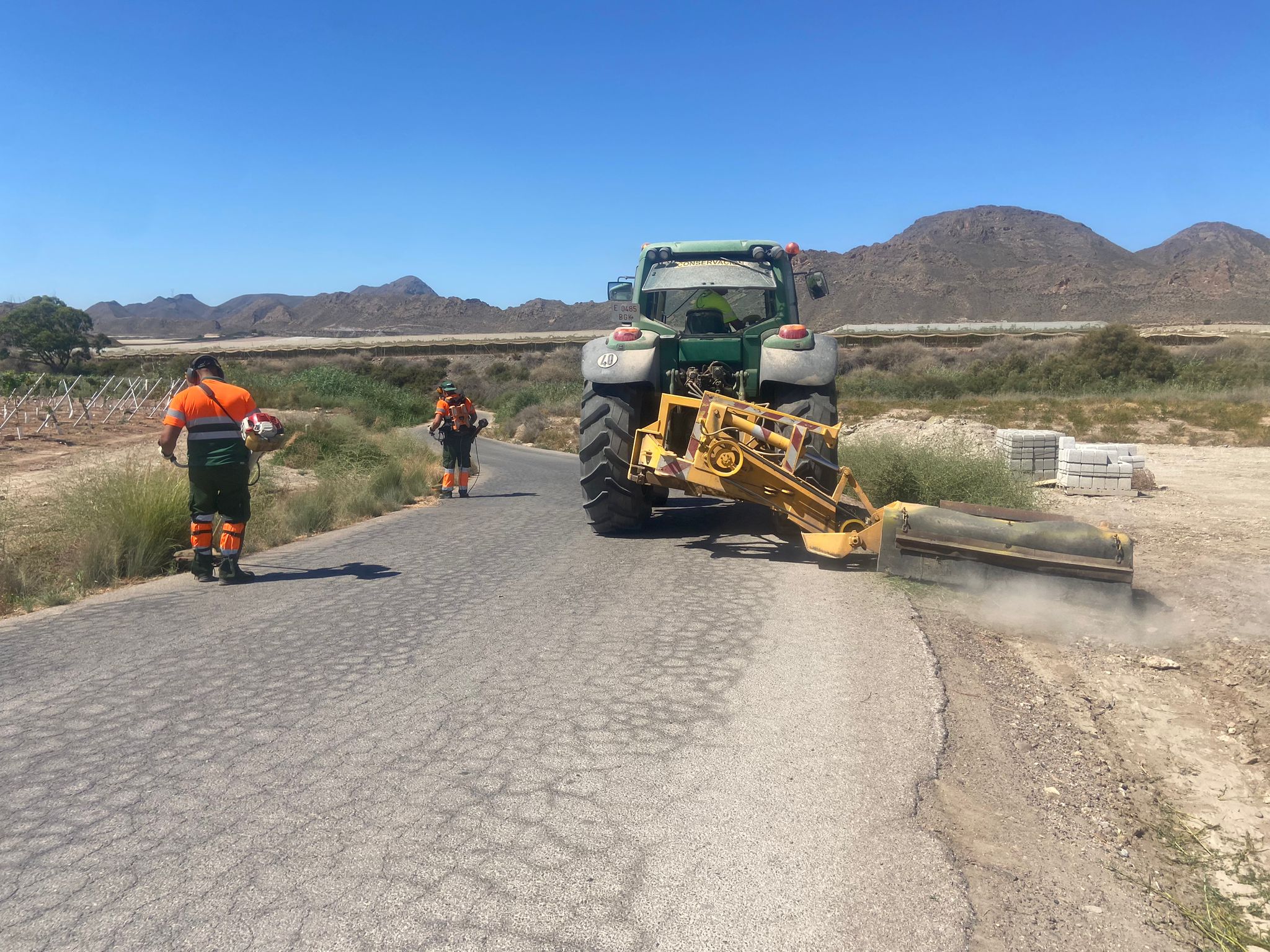 El Ayuntamiento inicia los trabajos de desbroce de caminos rurales asfaltados