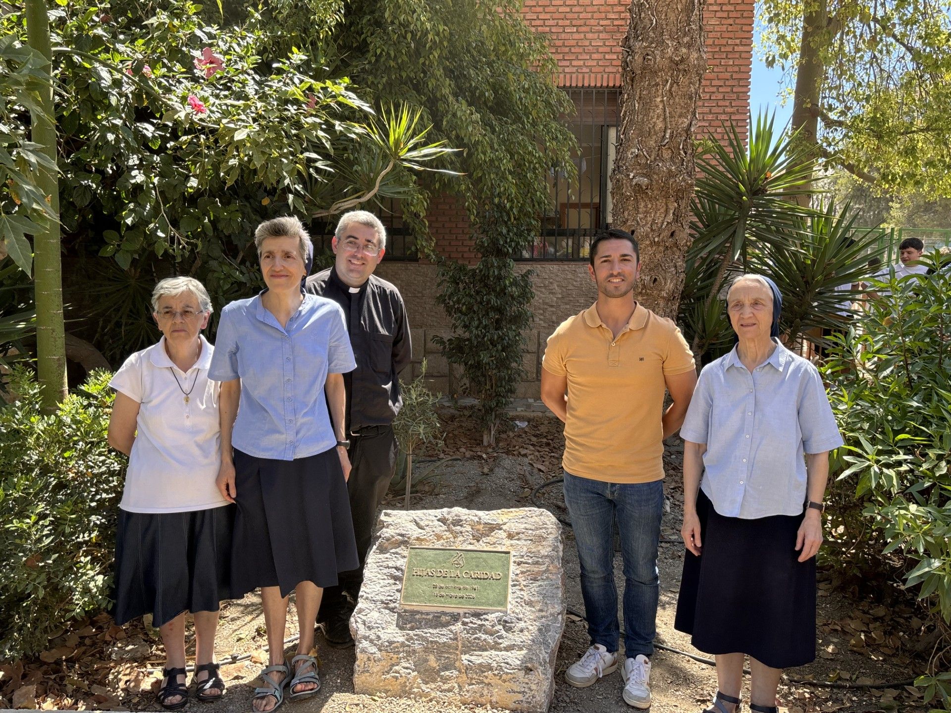 El Colegio María Inmaculada planta un olivo como homenaje al legado de las Hijas de la Caridad ante su despedida de Águilas