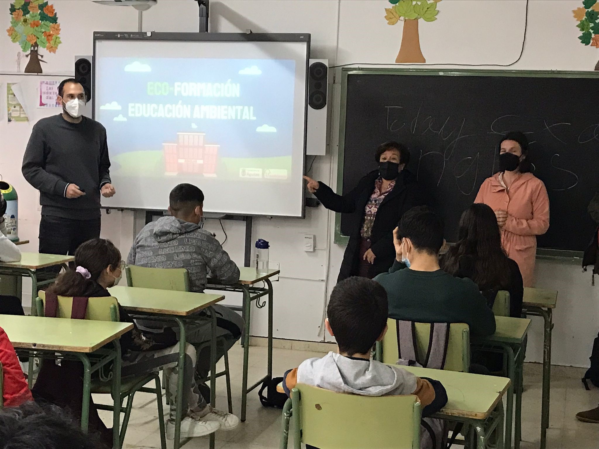 Todos los centros educativos de la localidad participan en la campaña de concienciación sobre limpieza puesta en marcha por el Ayuntamiento y Entorno Urbano 