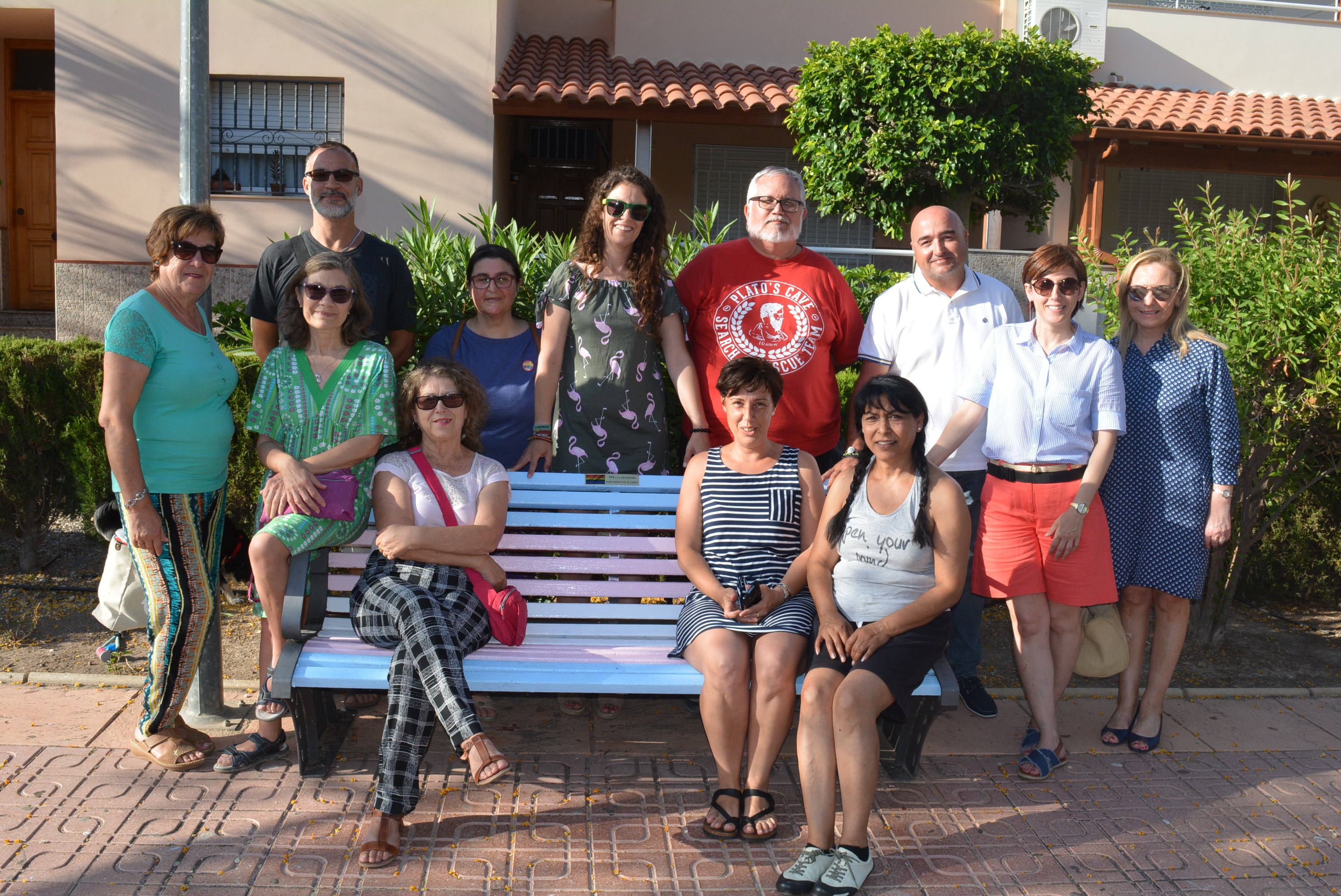 La asociación de vecinos de Las Majadas y Las Molinetas participa en la pintada del banco por la visibilidad de la transexualidad