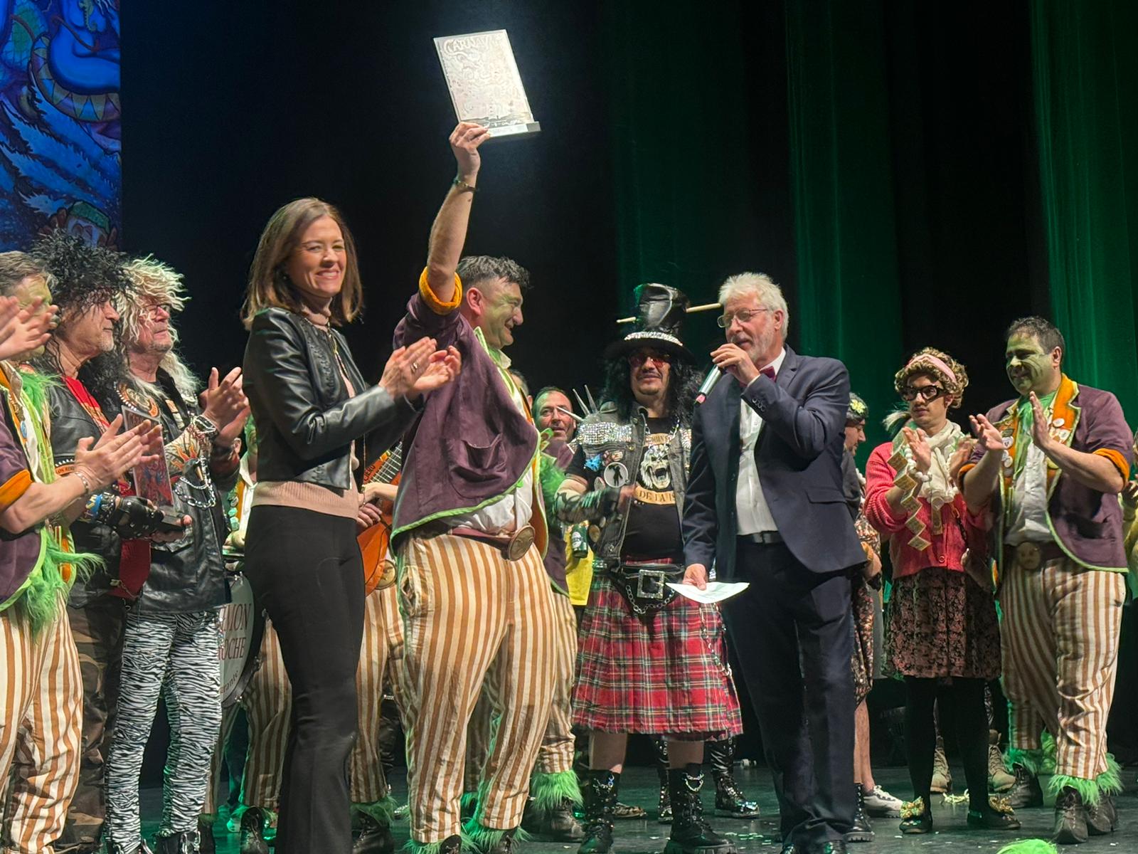 El Certamen Nacional de Chirigotas vuelve a lograr el aplauso del público 