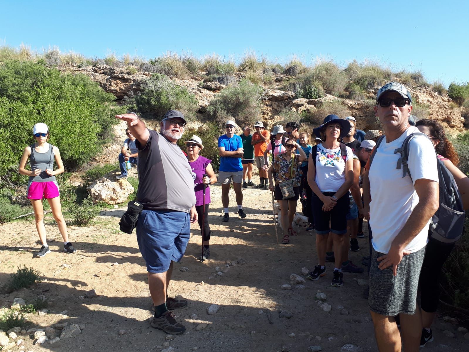 Una treintena de personas participan en la ruta guiada interpretativa con motivo del Día Mundial del Turismo