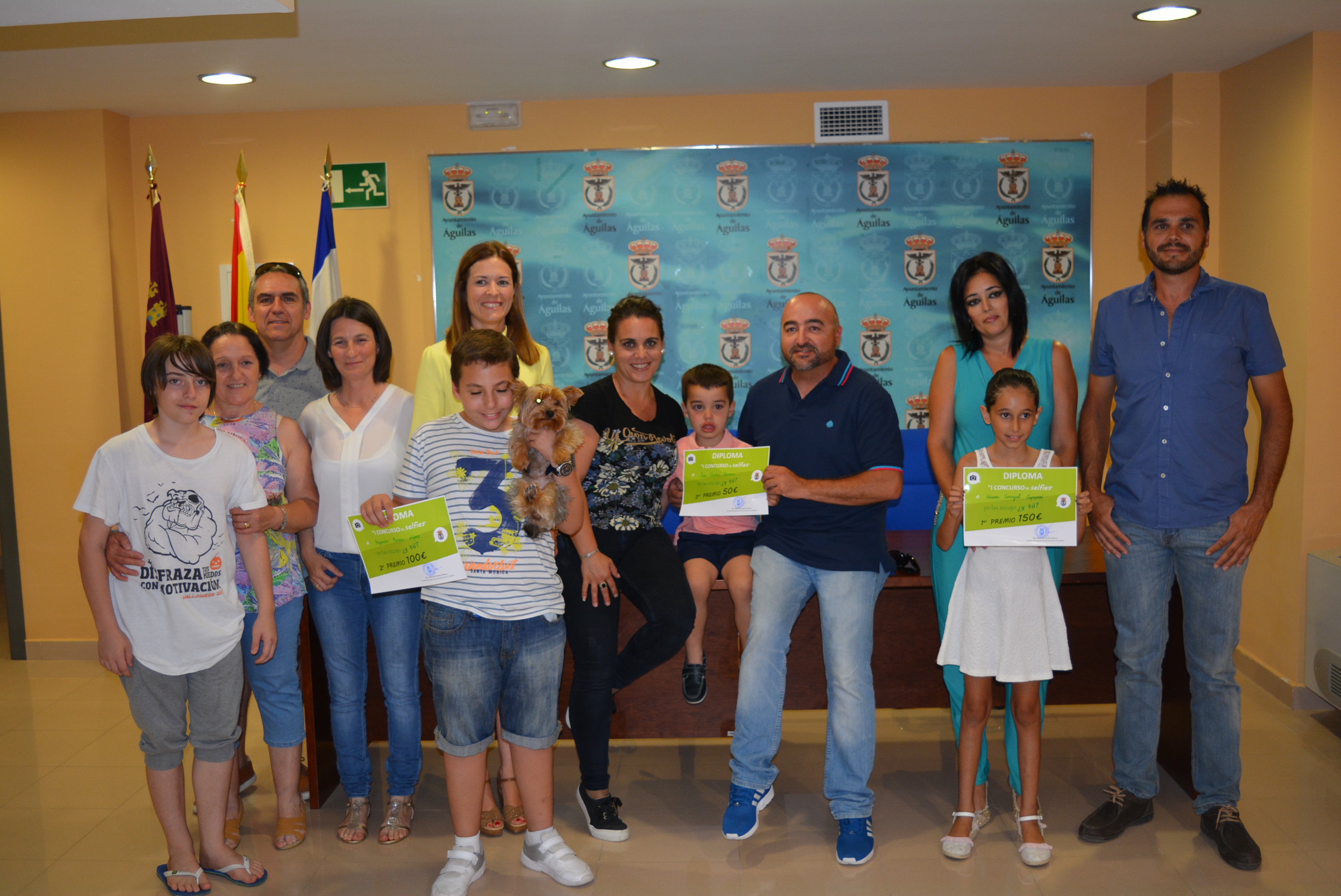 Los ganadores del concurso “Yo las recojo ¿y tú?” reciben los premios para sus mascotas 