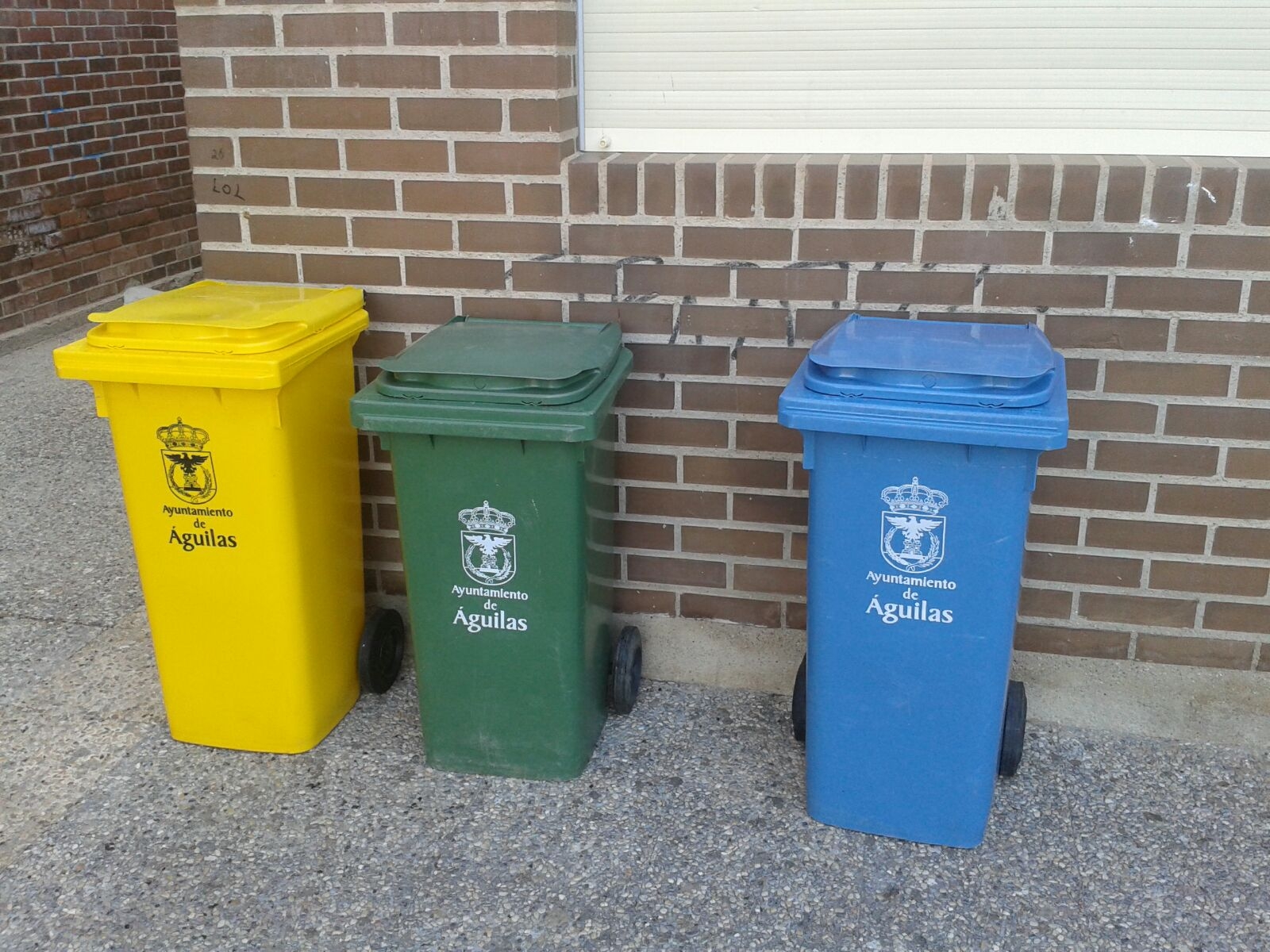 El Ayuntamiento dota de contenedores de reciclaje a los institutos aguileños