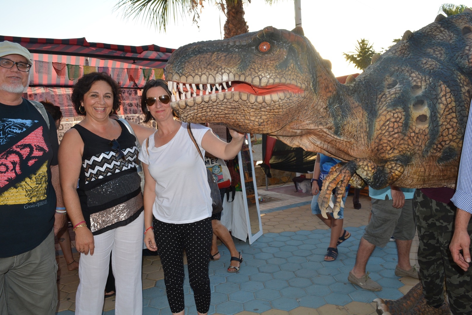 Los dinosaurios invaden la playa de La Colonia