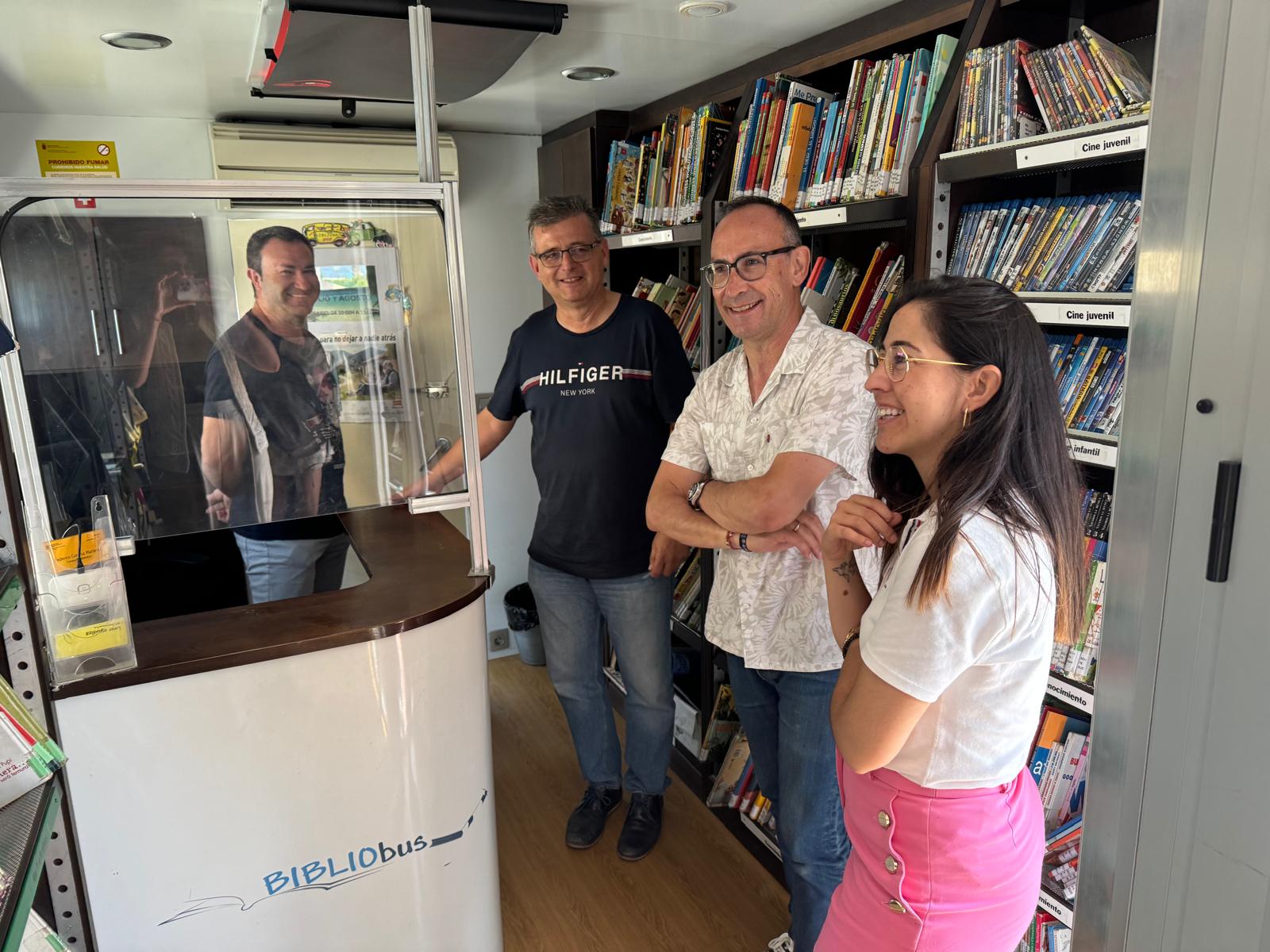 El Bibliobús de la Biblioteca Regional vuelve a Calabardina