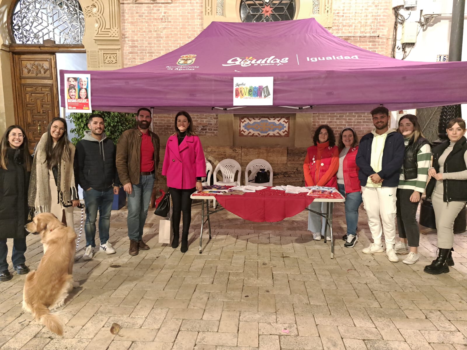 Águilas Diversa y Cruz Roja montan un stand con motivo del Día Mundial del SIDA