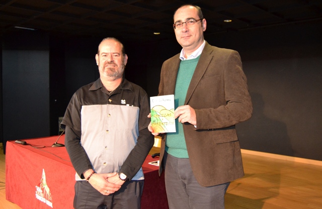 El artista aguileño Caín Quiñonero presenta su libro Comillas y Paréntesis  