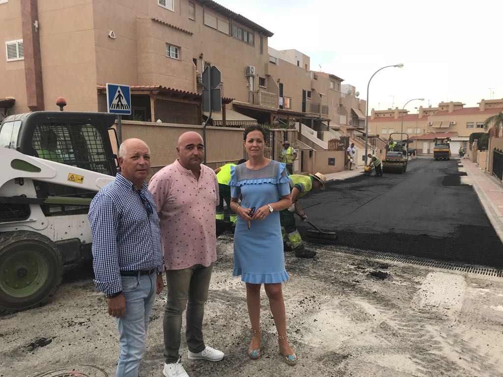 Las obras de mejora de la calzada y la red de aguas de la calle Democracia y adyacentes se encuentran ya en su última fase