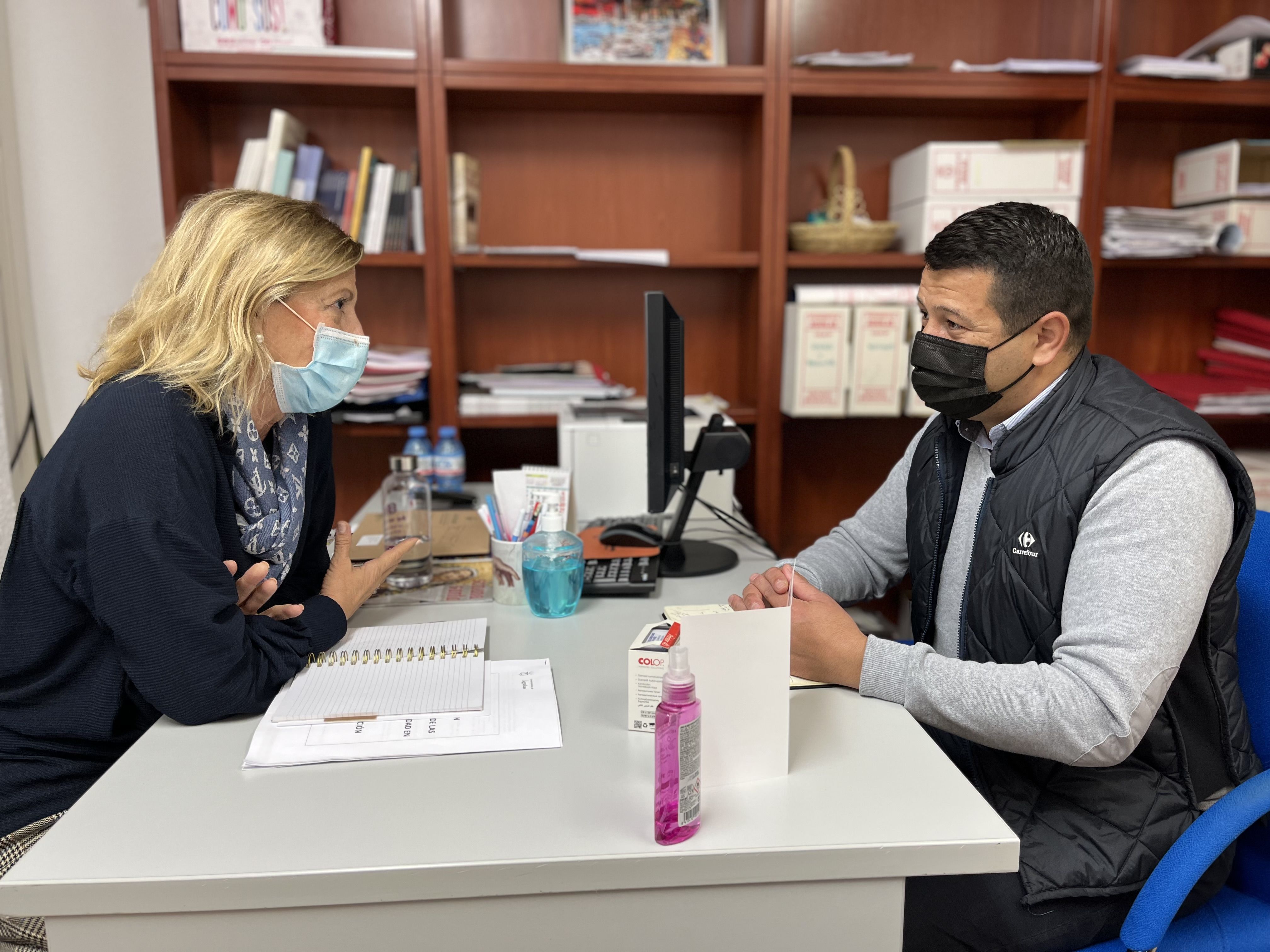 La edil de Política Social transmite al gerente de Carrefour la necesidad de poner en marcha políticas que fomenten la contratación de personas con discapacidad 