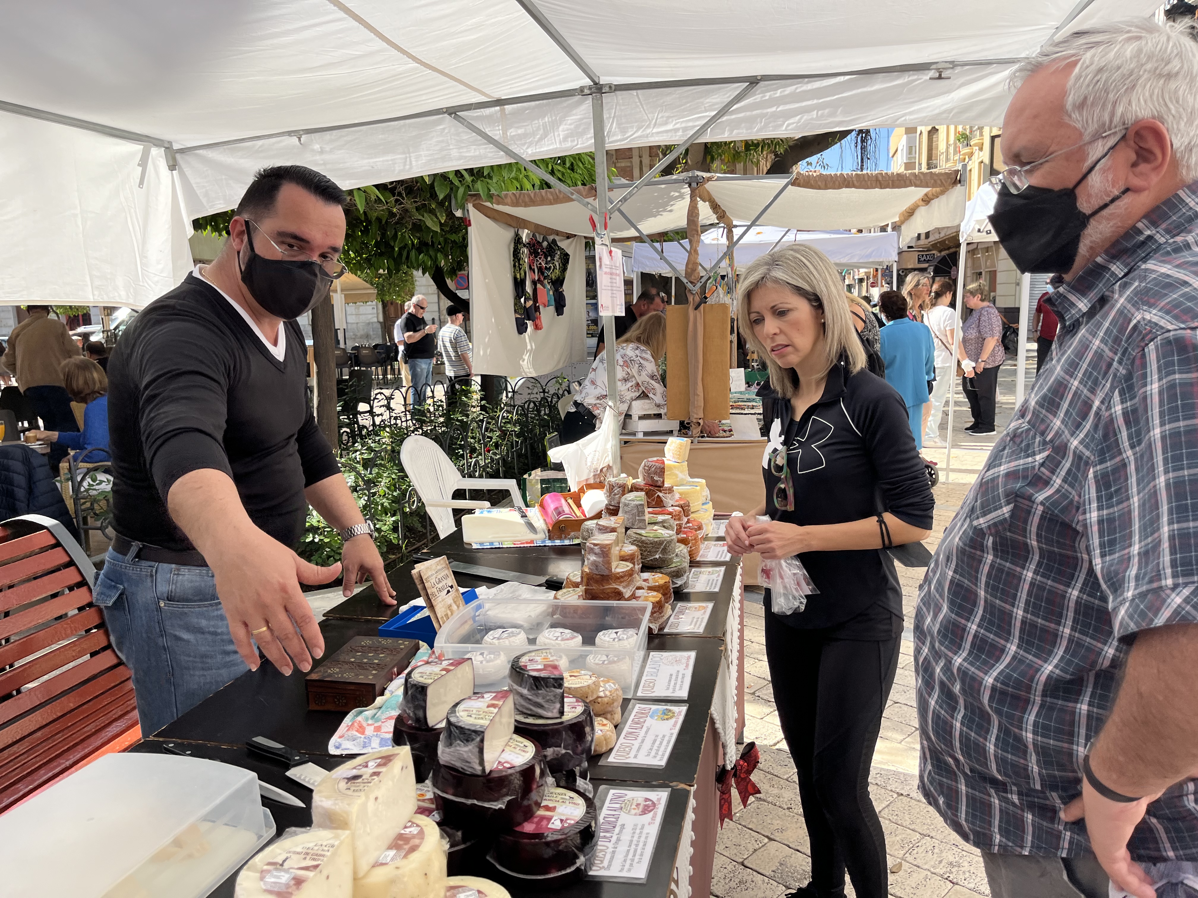 El Mercadillo Tradicional de Semana Santa llena de artesanos la Plaza de España
