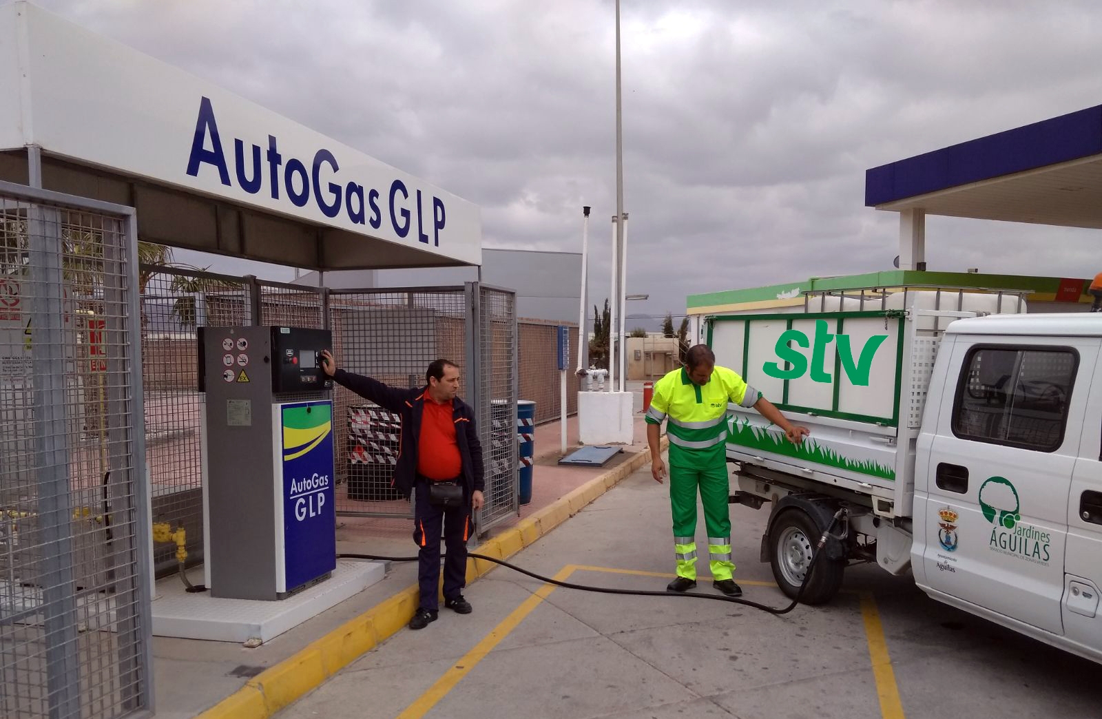 El Ayuntamiento potencia el uso de los coches con gas licuado para el mantenimiento de los parques y jardines de Águilas
