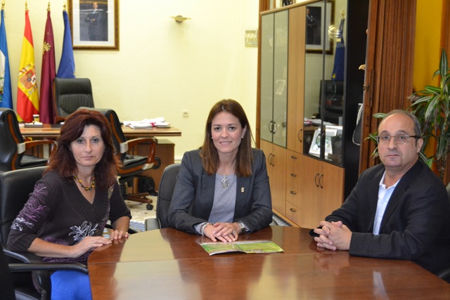 La alcaldesa mantiene una reunión con la asociación Acude 