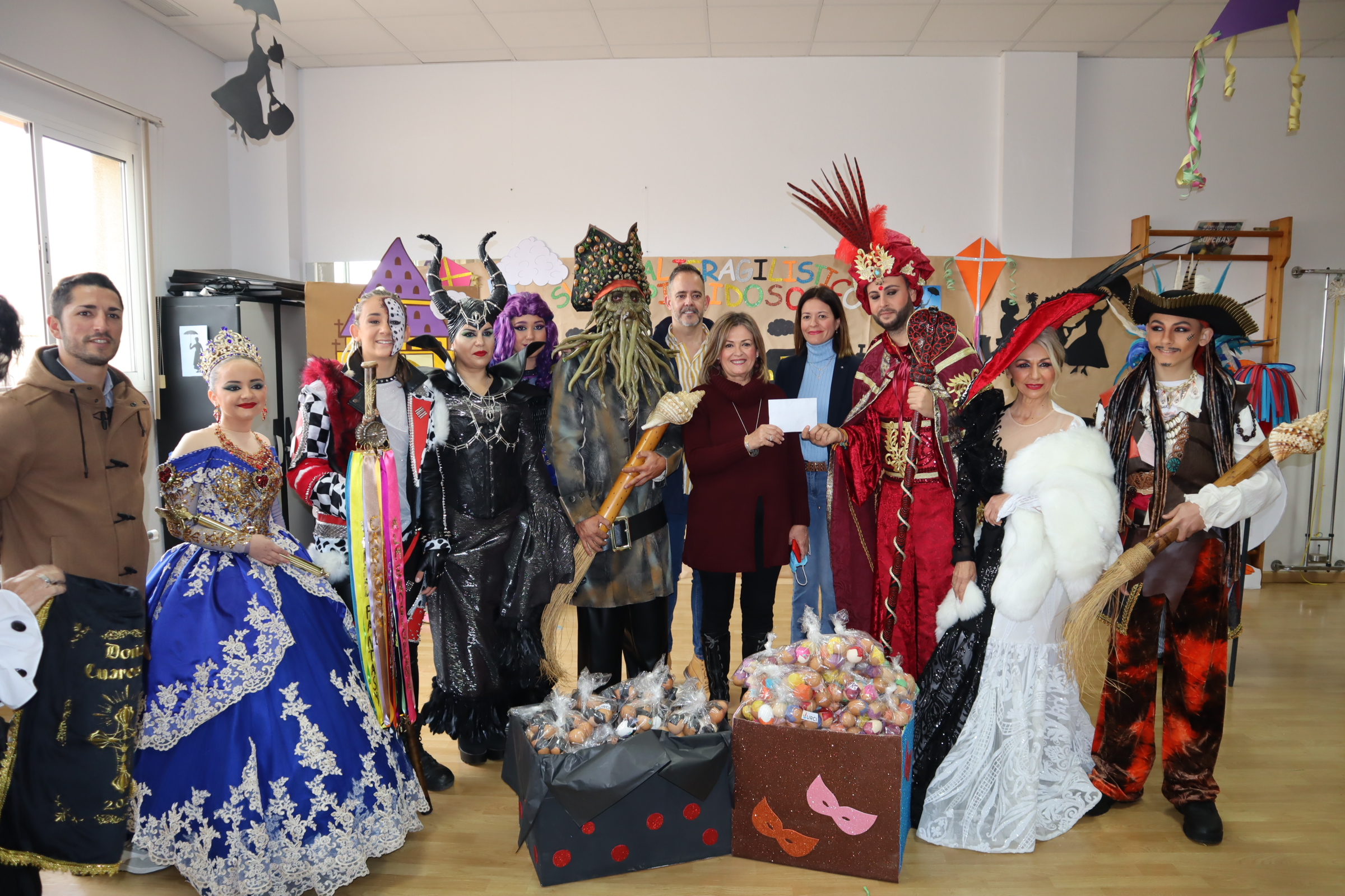 Los usuarios del Centro Ocupacional Urci entregan a Don Carnal y Doña Cuaresma “las armas” para la gran batalla