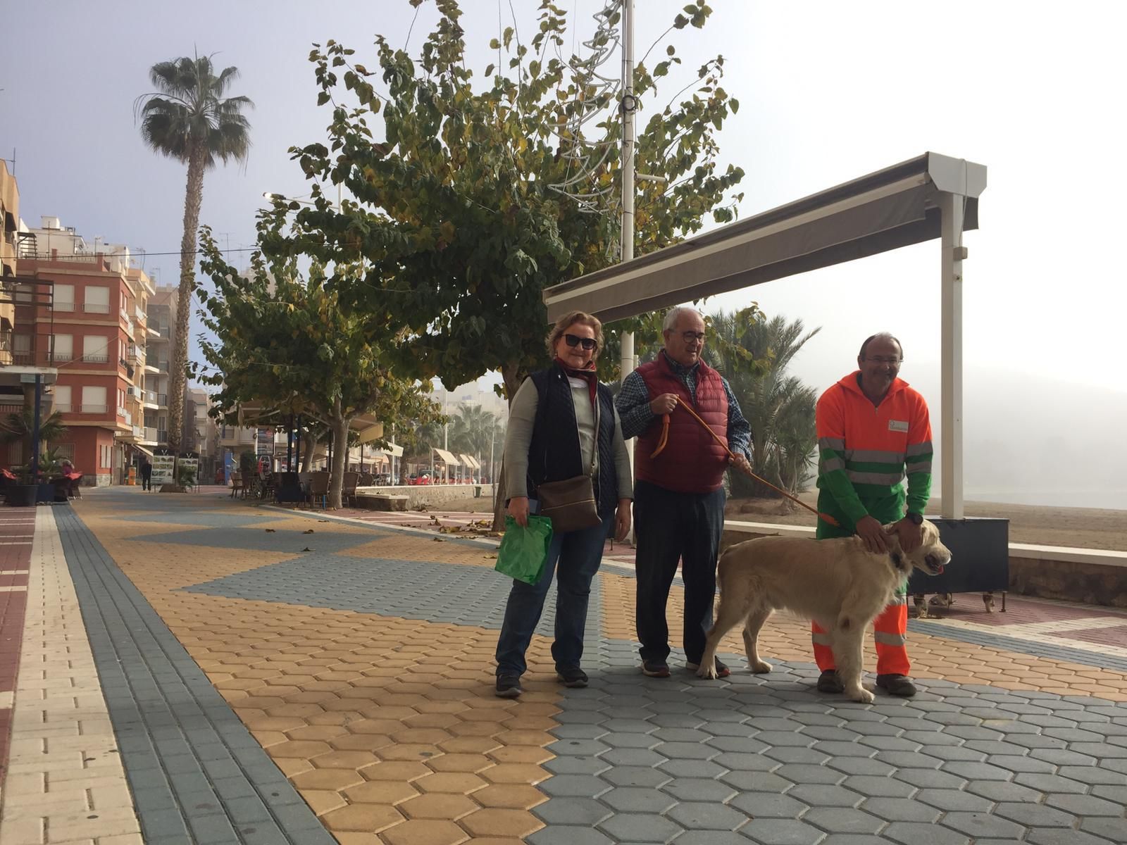 El Ayuntamiento continúa con la campaña de reparto de botellines para acabar con los orines de mascotas en las calles