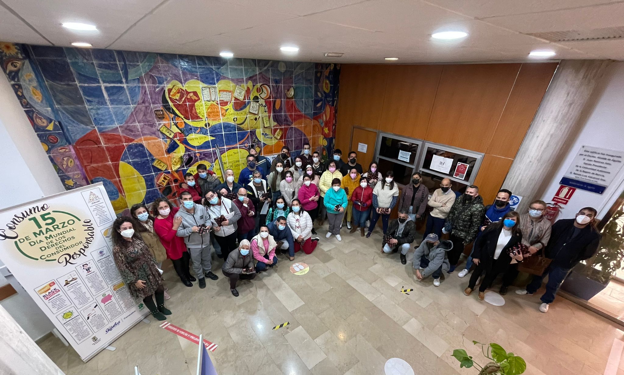 Los participantes en los talleres sobre Derechos del Consumidor reciben diplomas por su participación