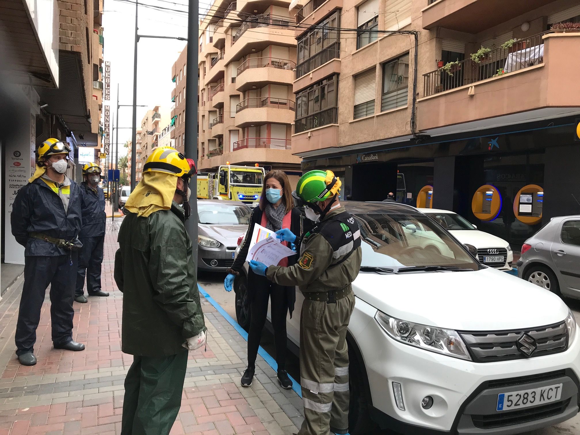 Las Brigadas Forestales ofrecen un refuerzo puntual a las labores de desinfección que se llevan a cabo desde el servicio de limpieza de la localidad