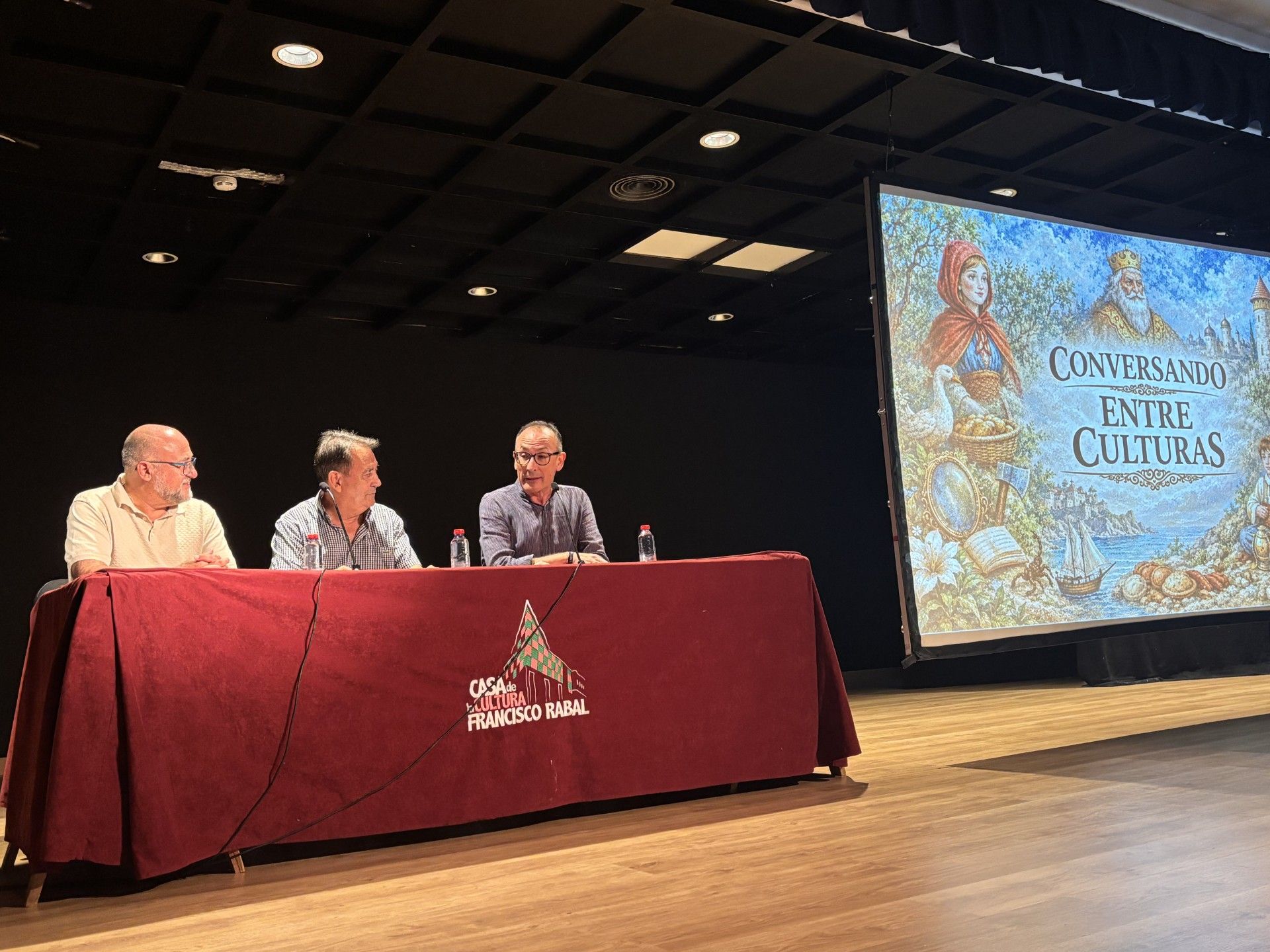 Cristóbal P. Quiñonero presenta una antología de cuentos hispano-árabes cuyos beneficios irán destinados a Cáritas